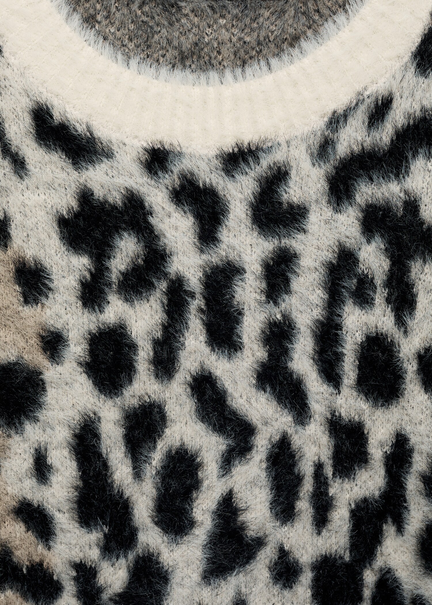 Pullover mit Pelz-Effekt und Animal-Print - Detail des Artikels 8