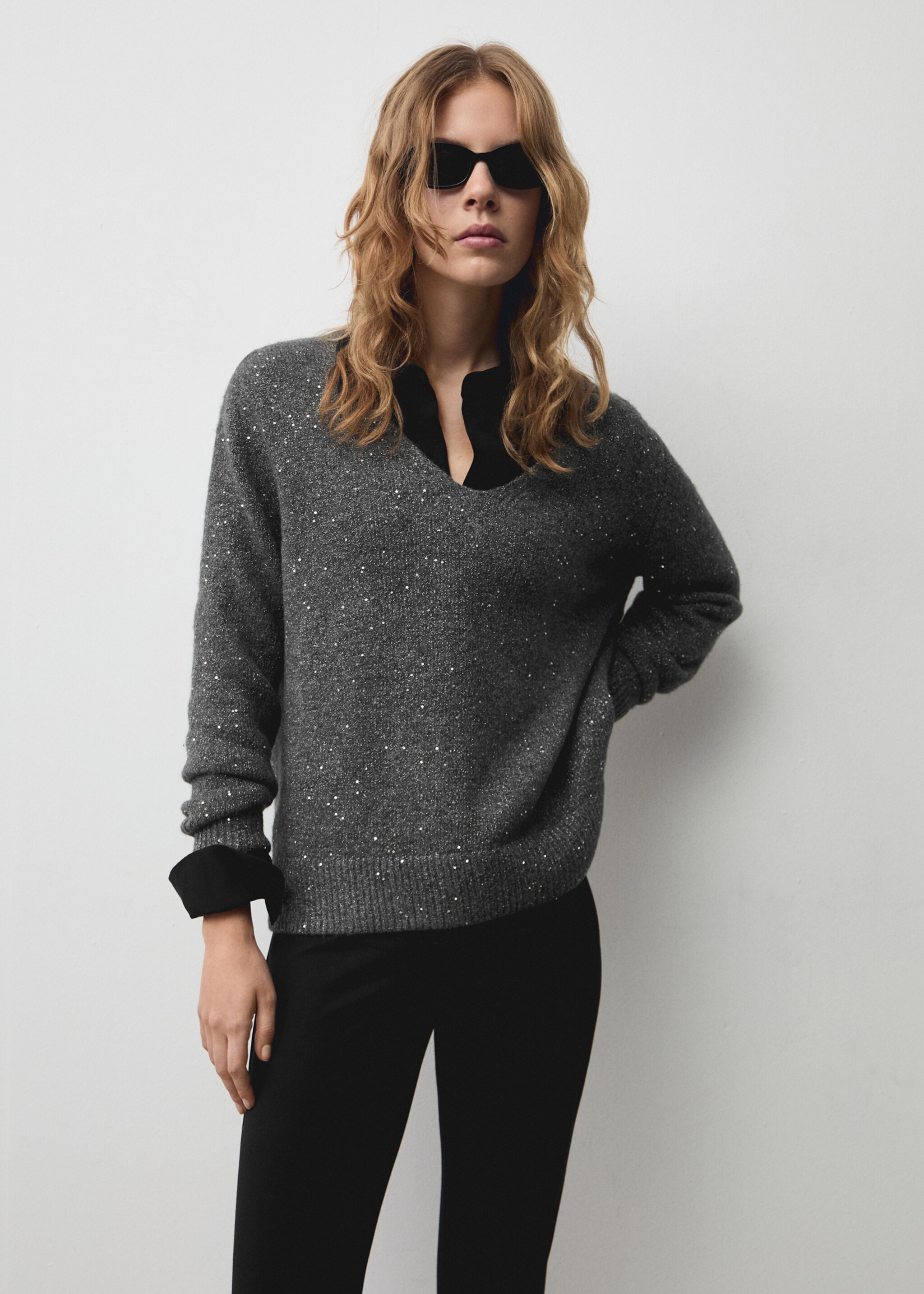 Pull-over col V paillettes - Plan moyen, Gris anthracite. Ref: 77019072-00.