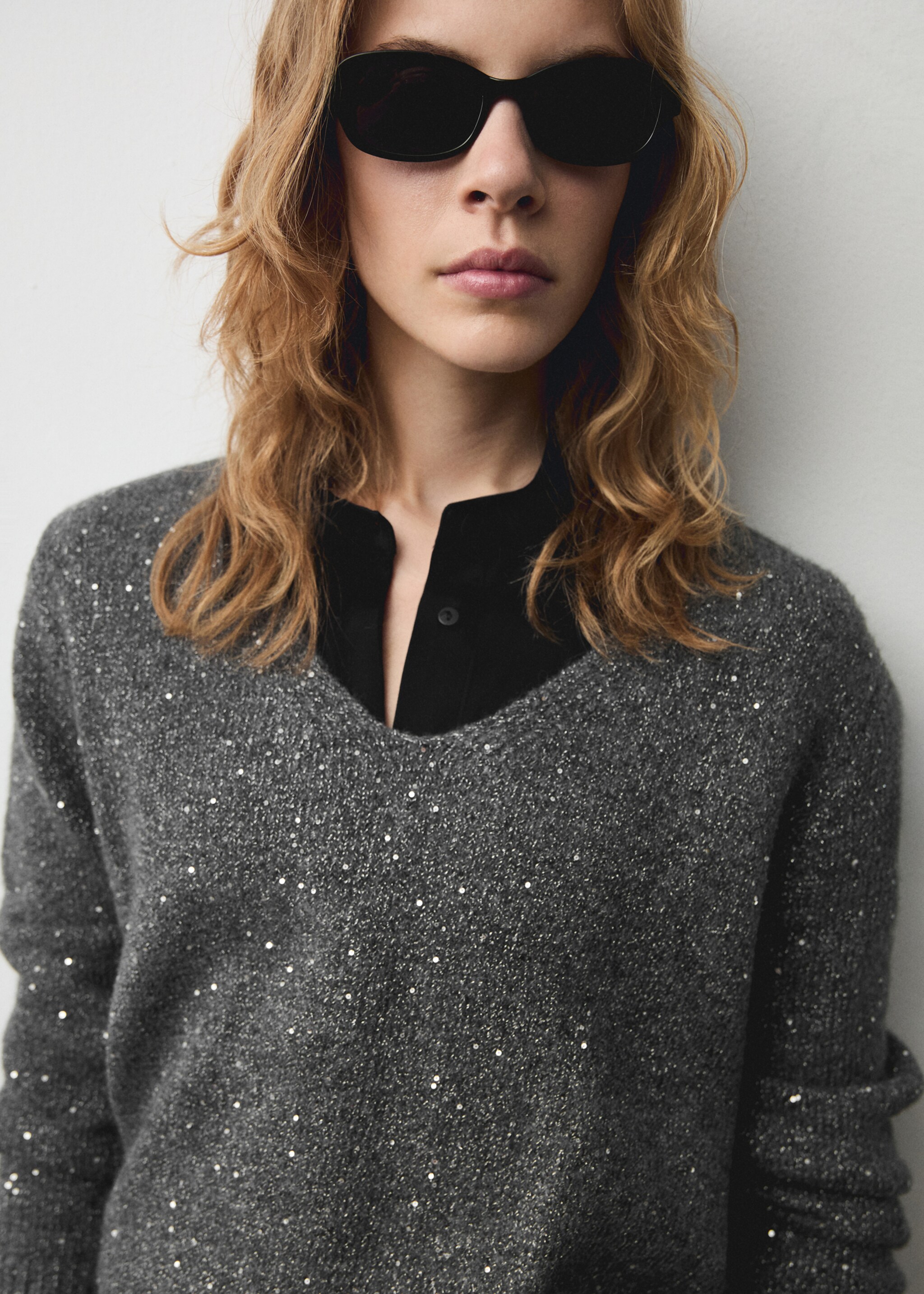 Pull-over col V paillettes - Détail de l'article 1, Gris anthracite. Ref: 77019072-00.
