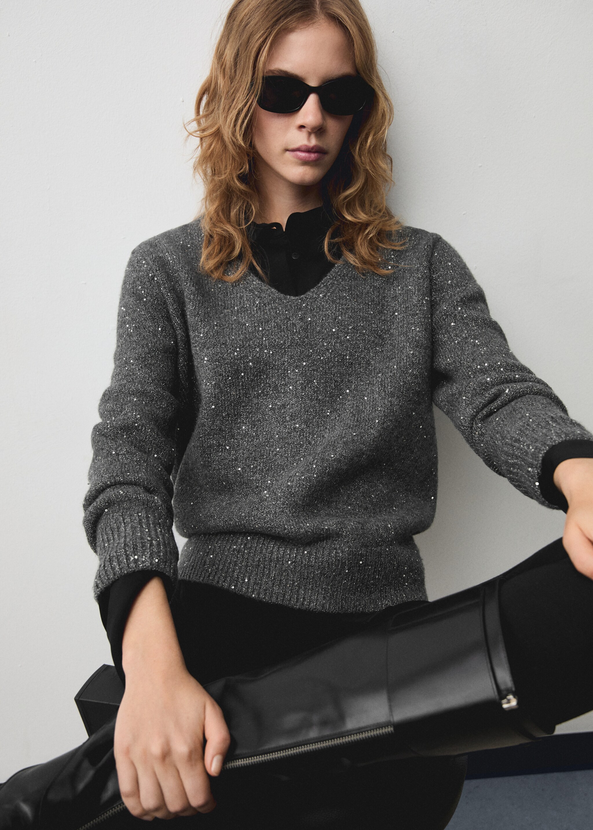 Pull-over col V paillettes - Détail de l'article 2, Gris anthracite. Ref: 77019072-00.