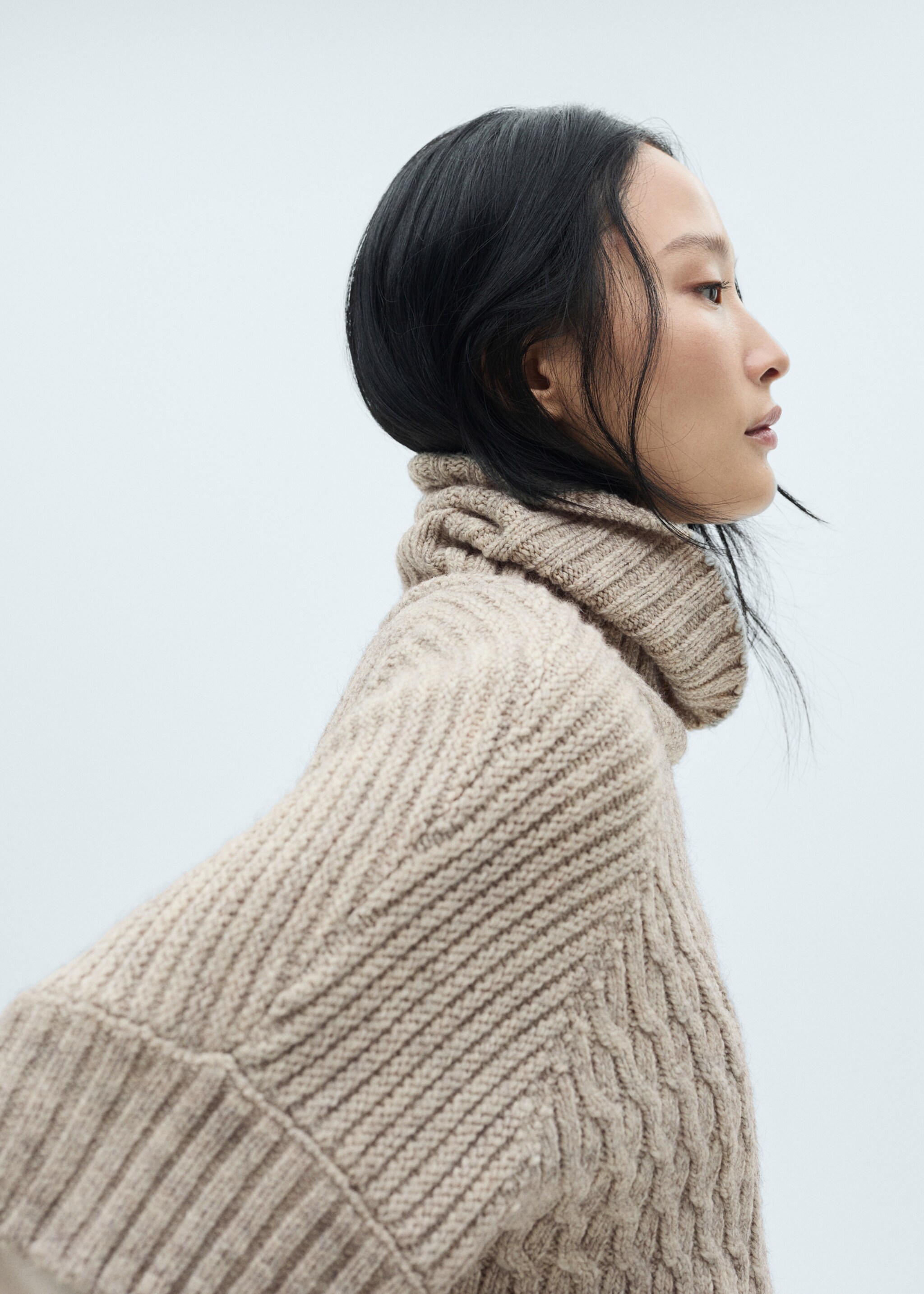 Short-sleeved braided sweater - Details of the article 2, Sand. Ref: 77019076-00.