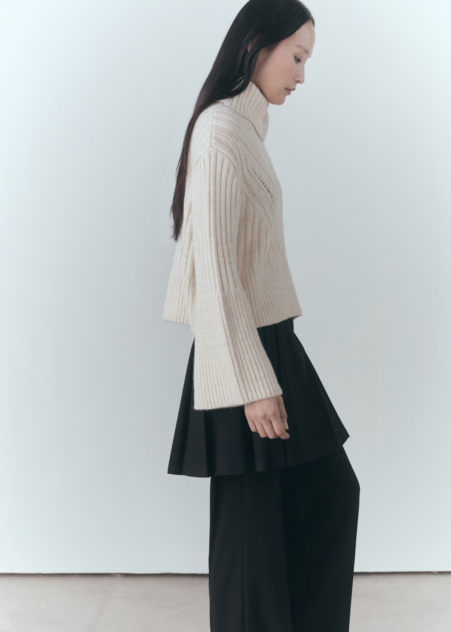 Rollkragenpullover mit locker gewebtem Detail - Mittlere Ansicht