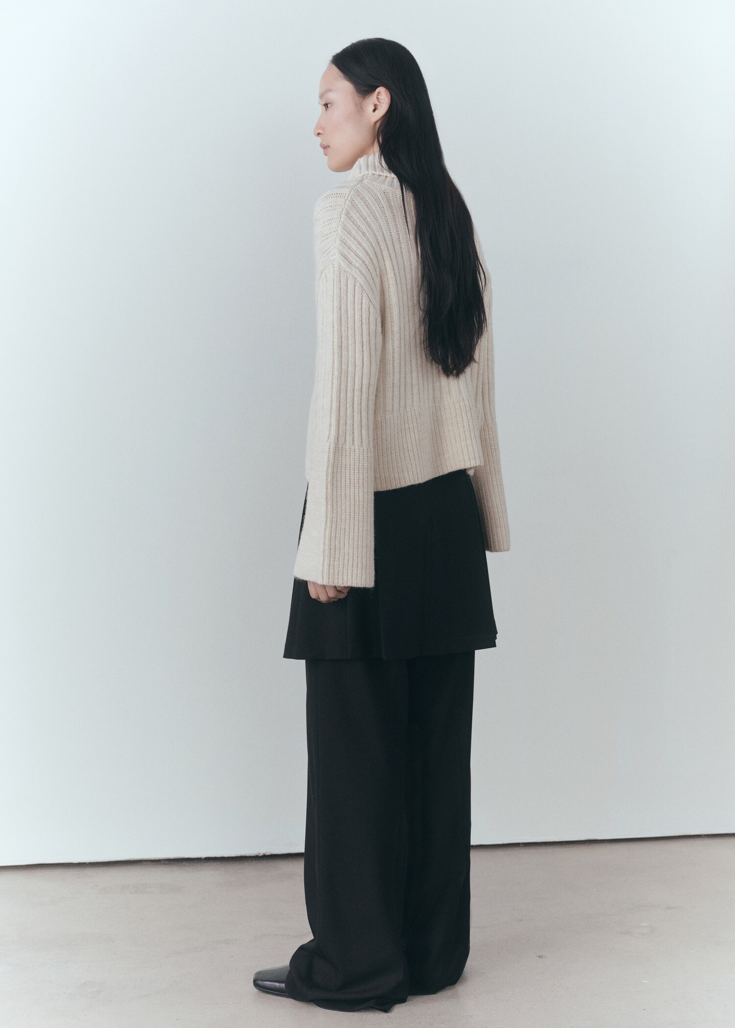 Rollkragenpullover mit locker gewebtem Detail - Rückseite des Artikels