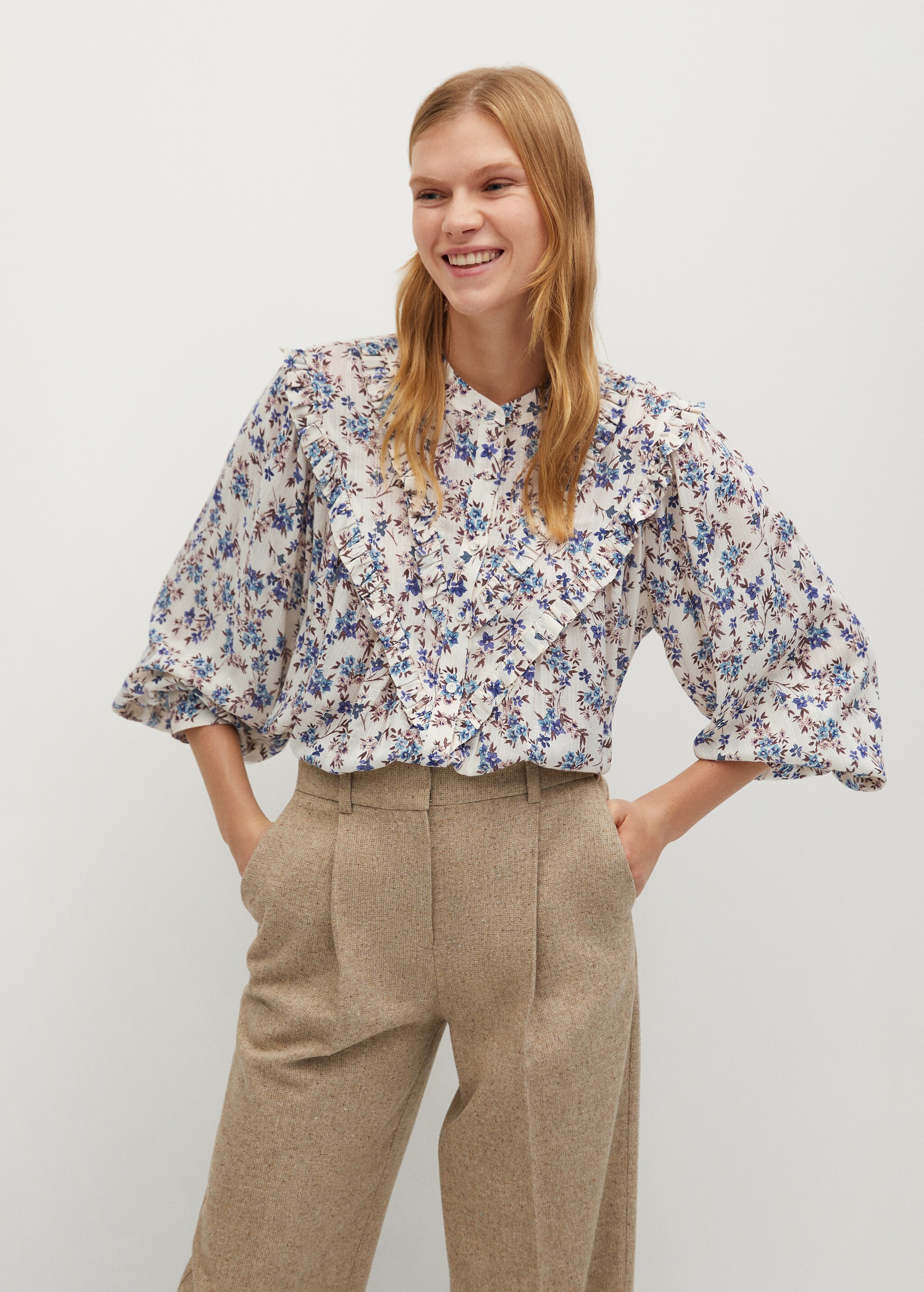 Blusa fluida estampado floral - Plano medio