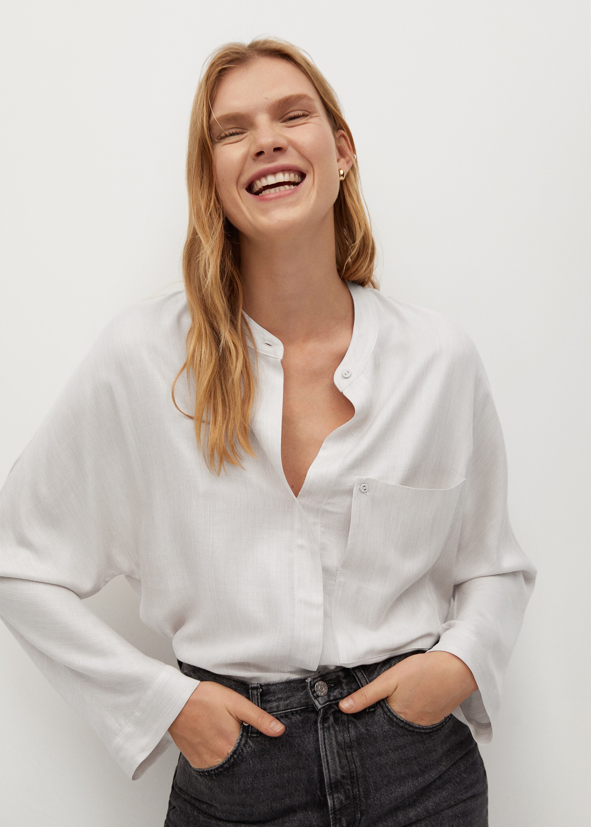 Blusa bolsillo parche - Plano medio