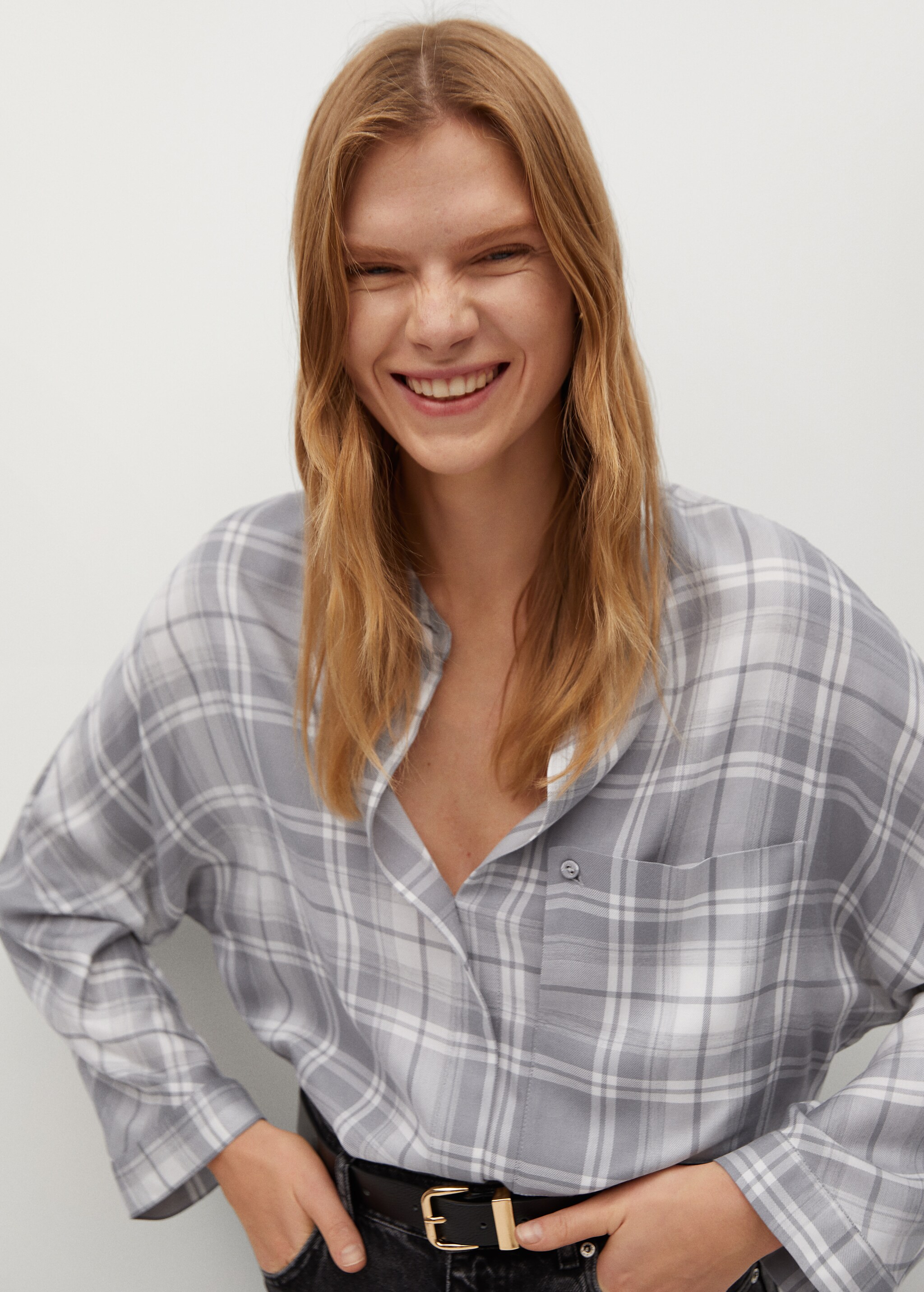 Blusa bolsillo parche - Plano medio