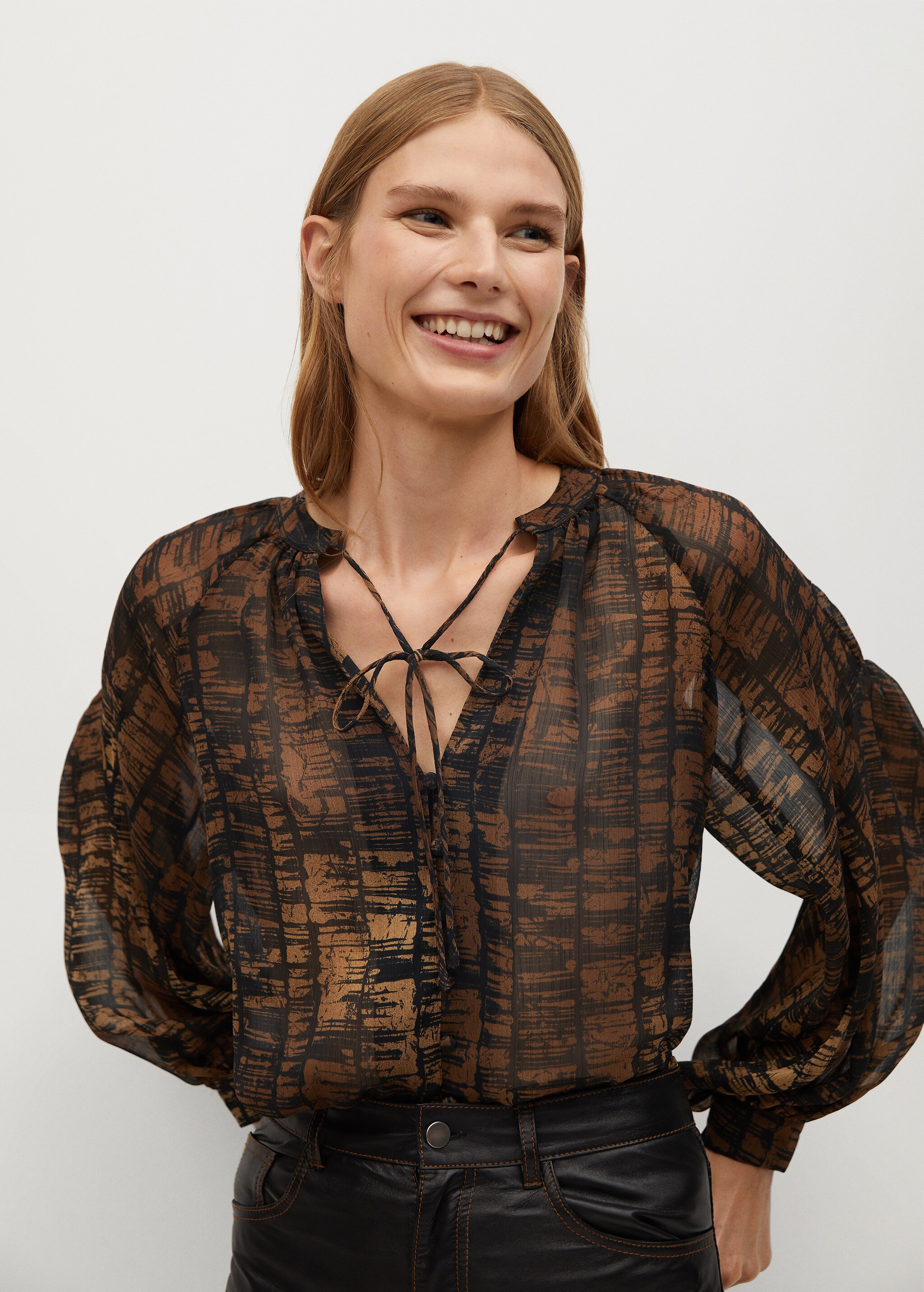Blusa plisada estampada - Plano medio