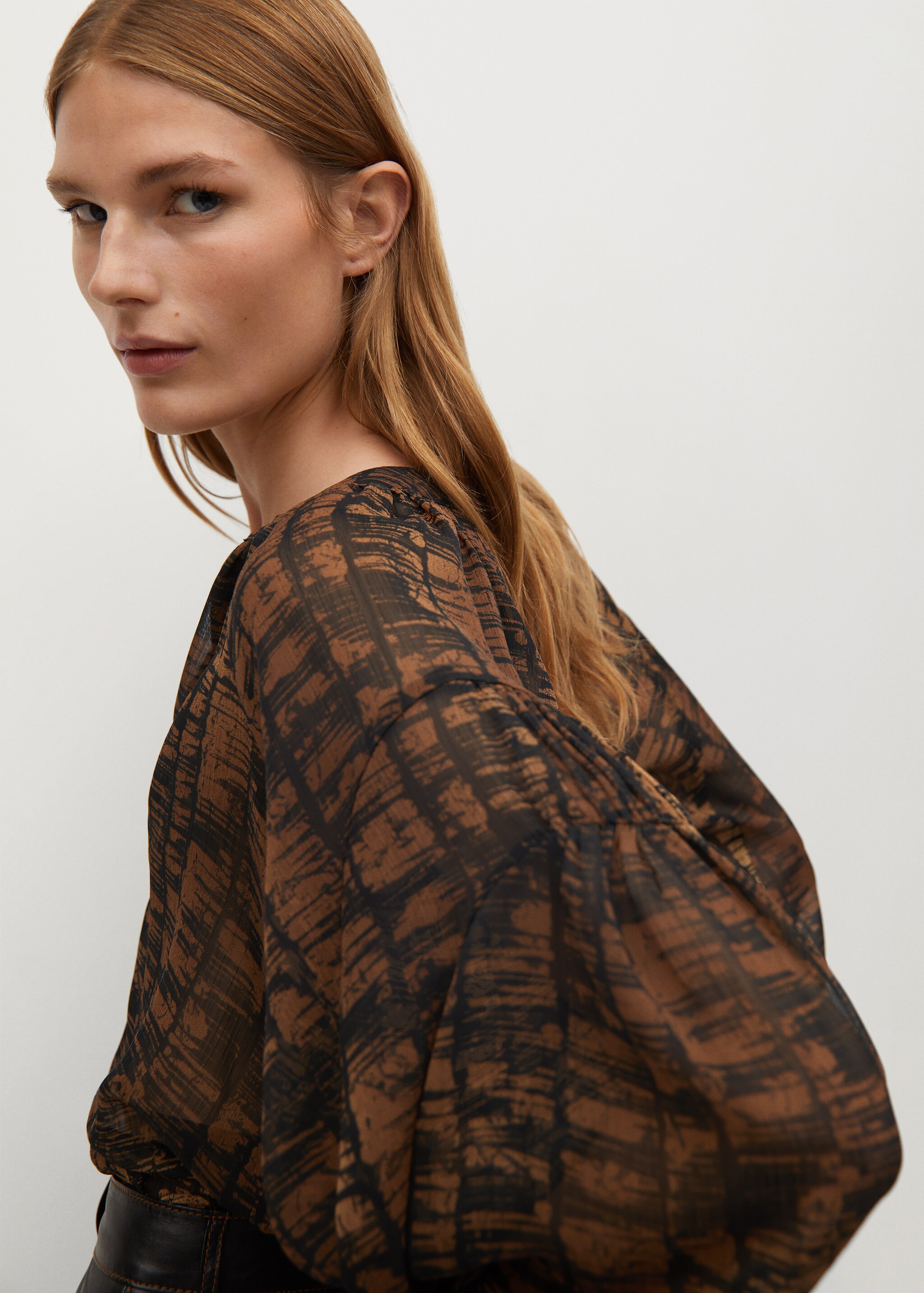 Blusa plisada estampada - Detalle del artículo 2
