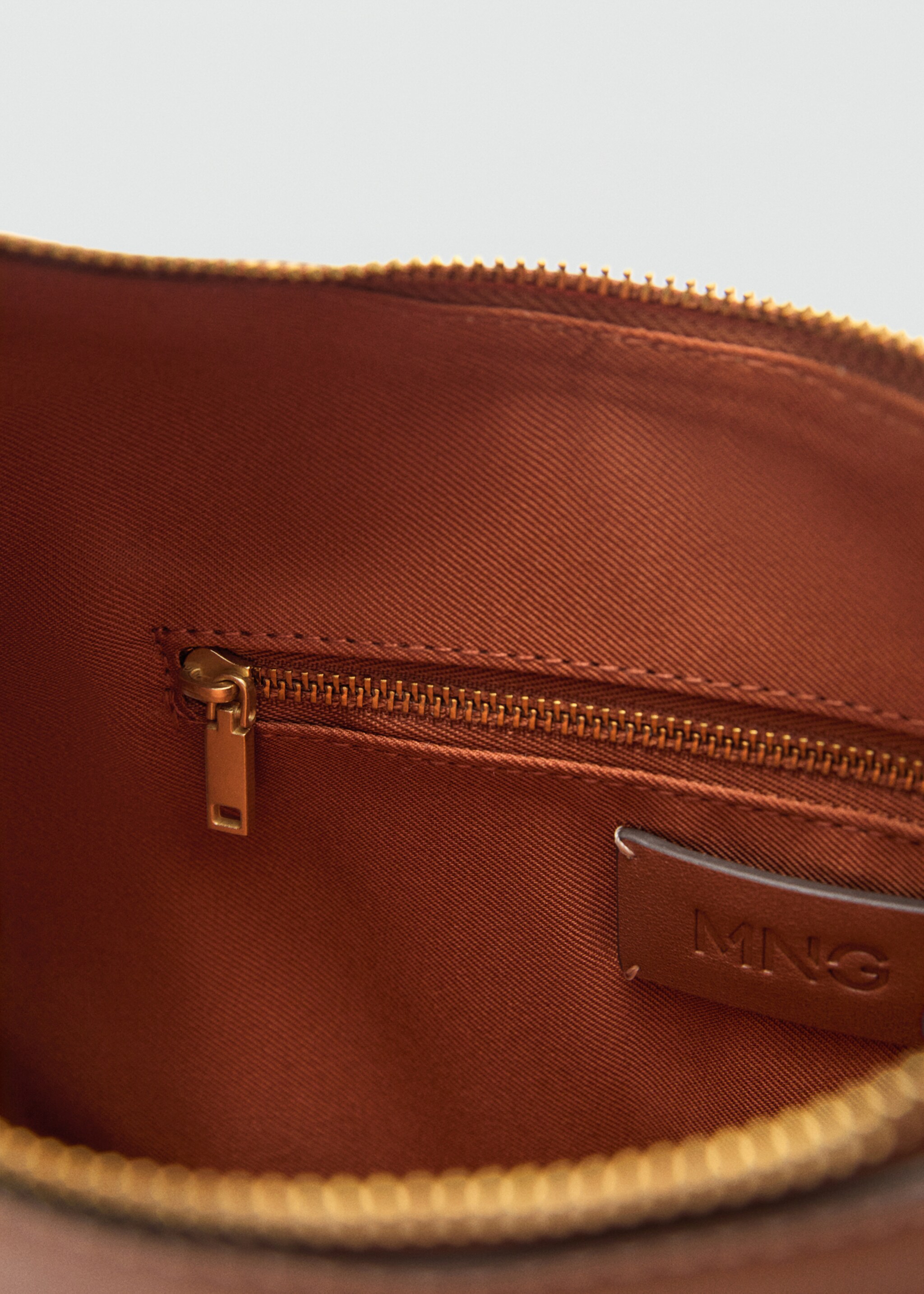 Short-handle shoulder bag - Details of the article 3, Leather. Ref: 77020324-00.