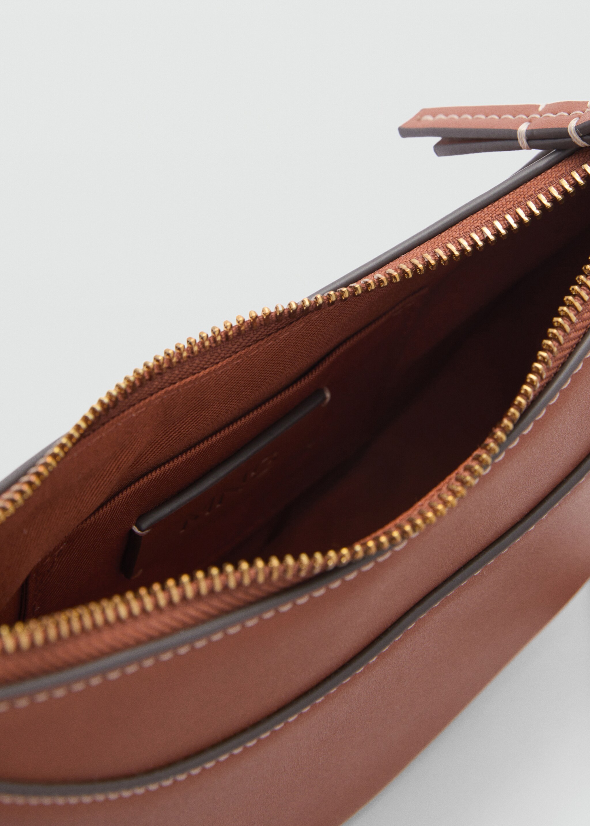 Oval shoulder bag - Details of the article 2, Leather. Ref: 77020328-00.