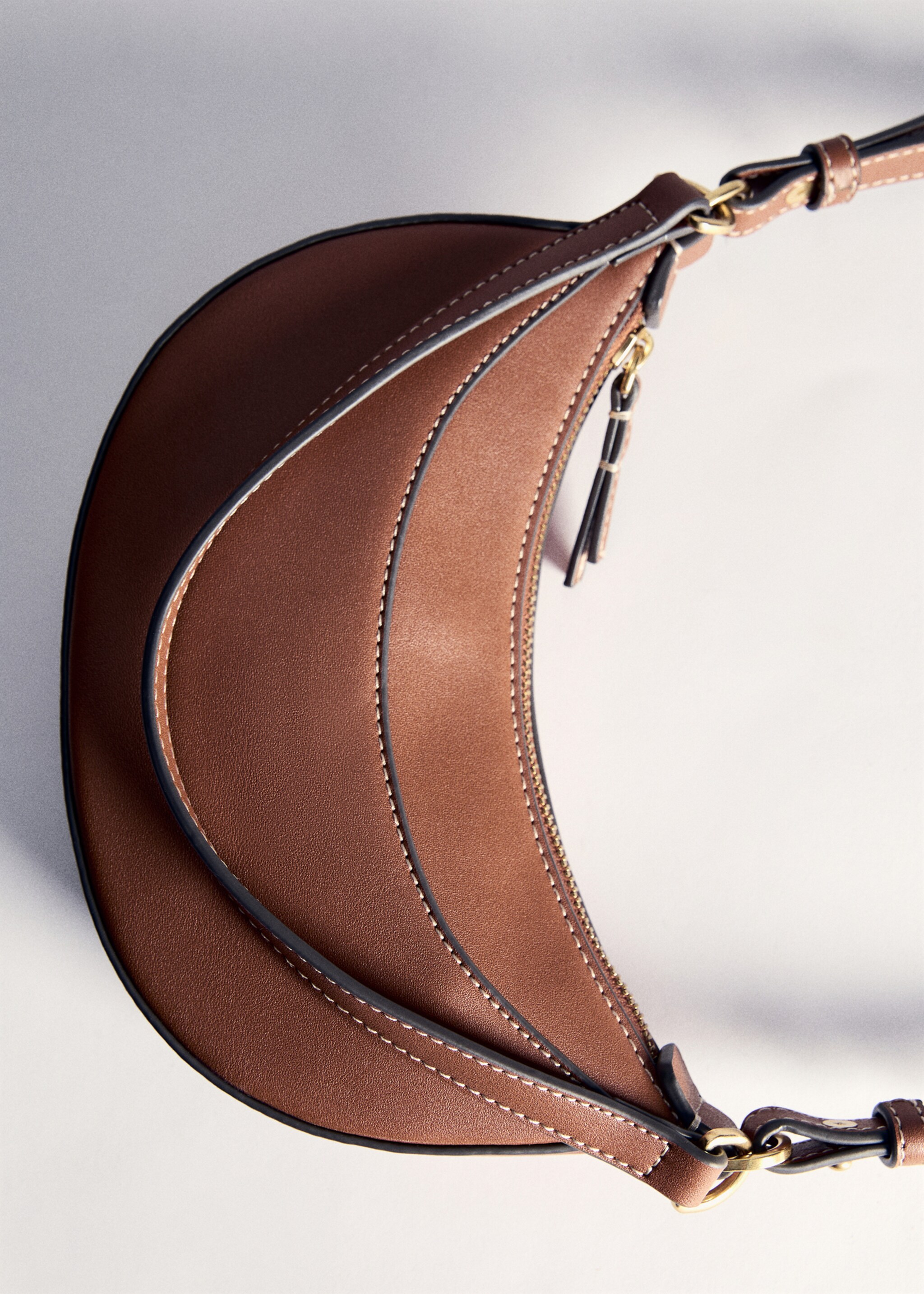 Oval shoulder bag - Details of the article 5, Leather. Ref: 77020328-00.