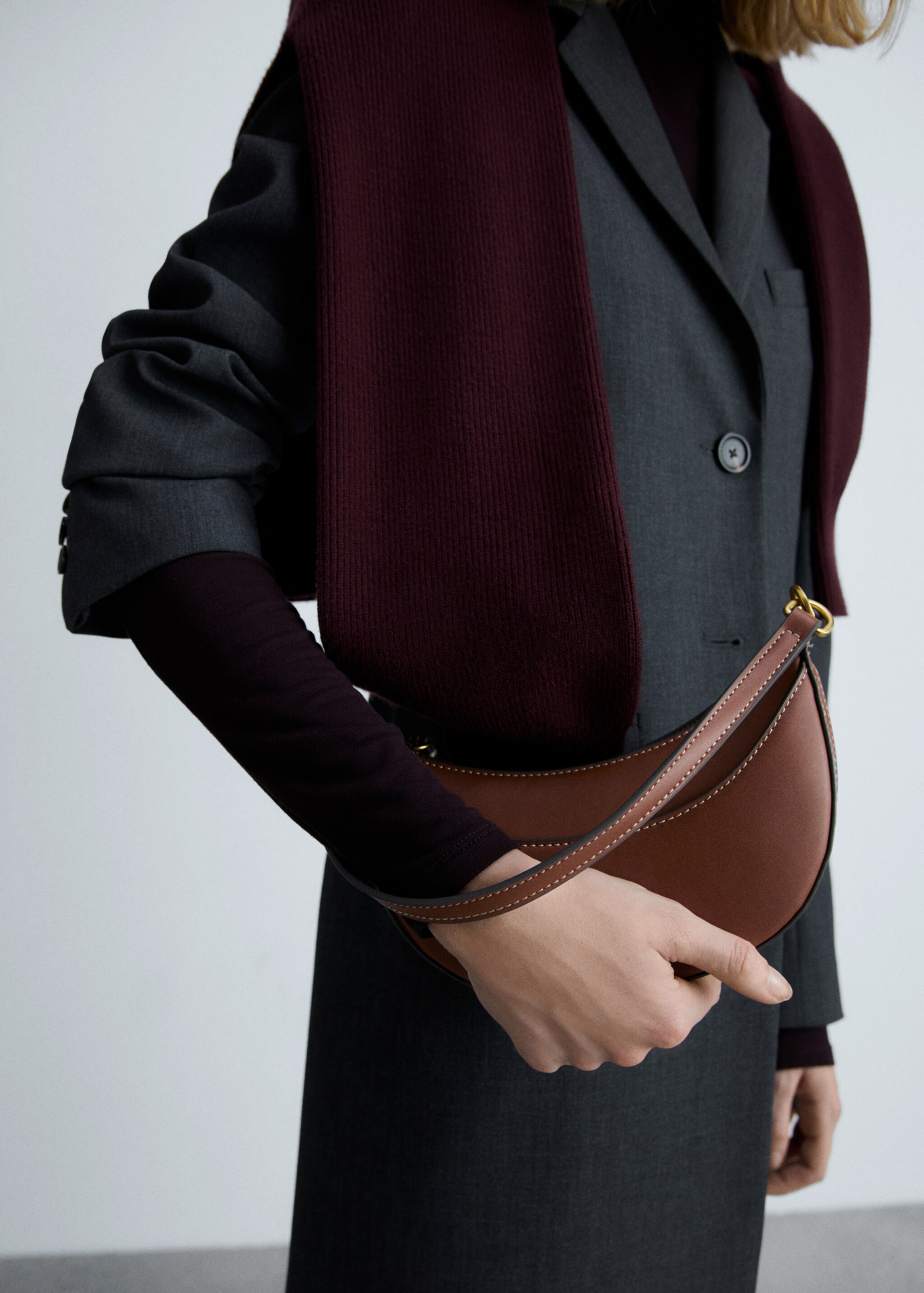 Oval shoulder bag - Details of the article 9, Leather. Ref: 77020328-00.