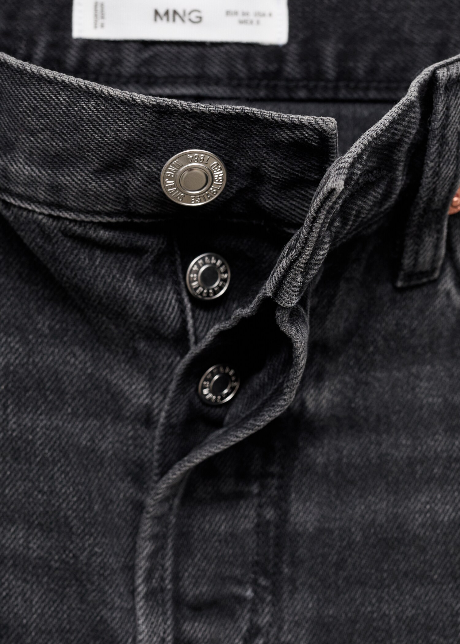 Jeansshorts mit Zierrissen - Detail des Artikels 8