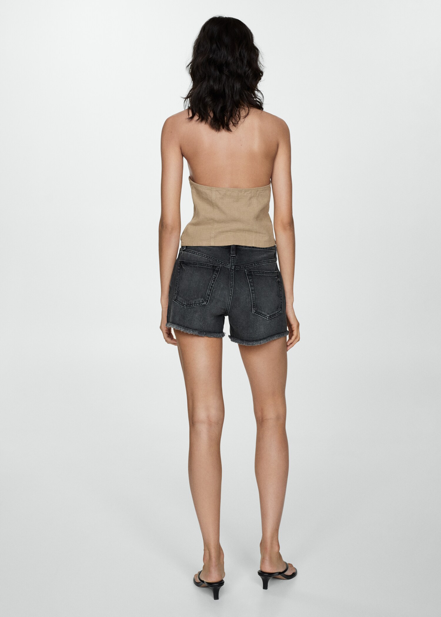 Jeansshorts mit Zierrissen - Rückseite des Artikels