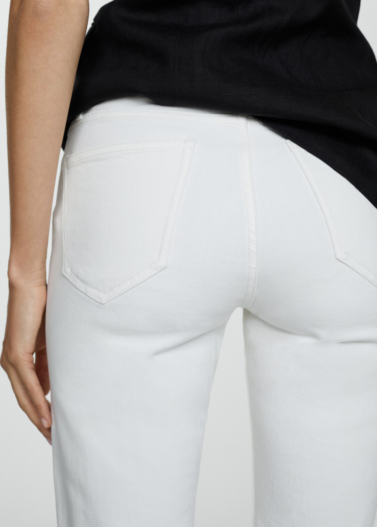 Medium-rise flared jeans - Details of the article 1