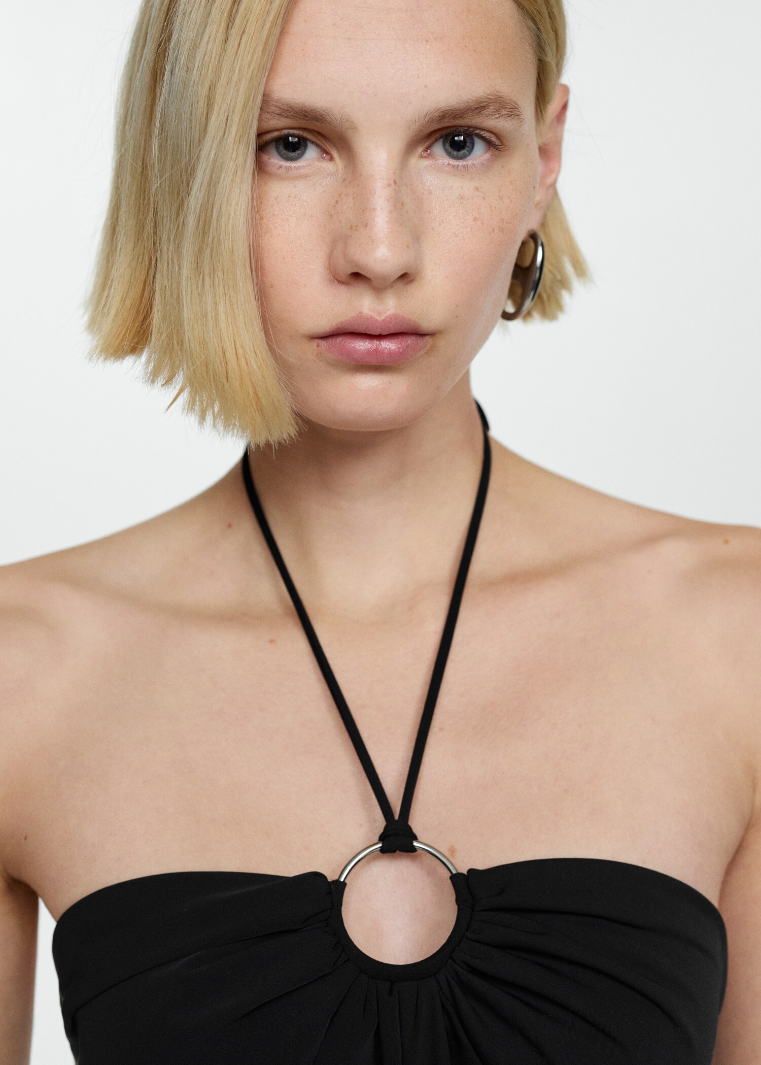 Neckholder-Jumpsuit mit Ring - Detail des Artikels 1
