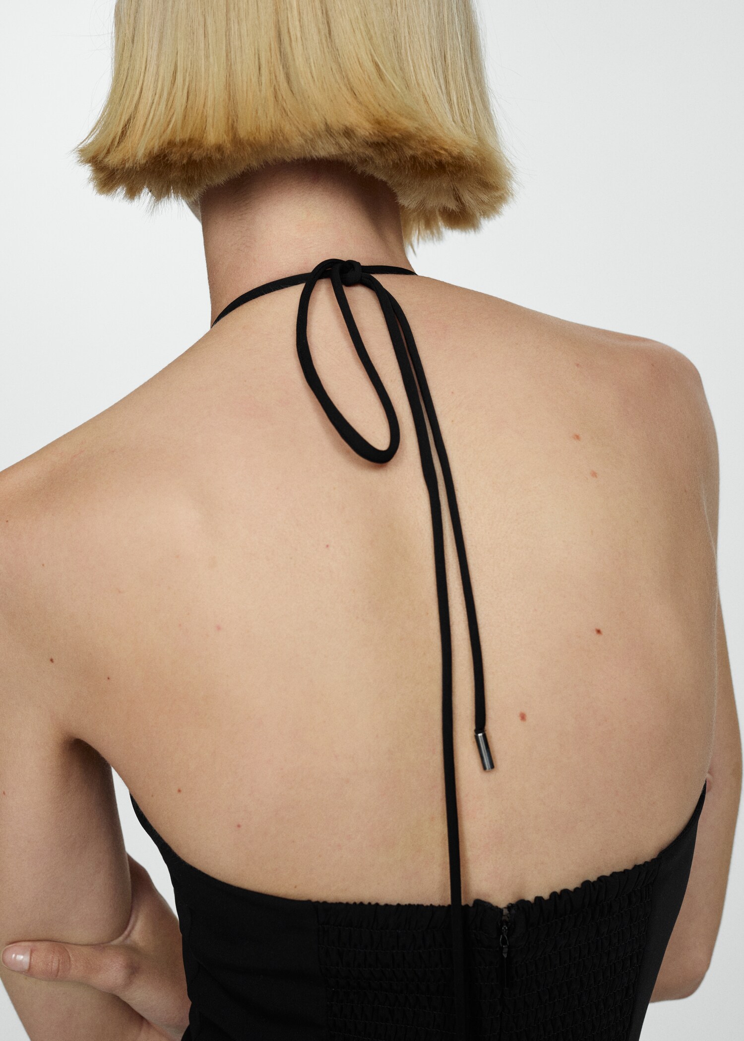Neckholder-Jumpsuit mit Ring - Detail des Artikels 6