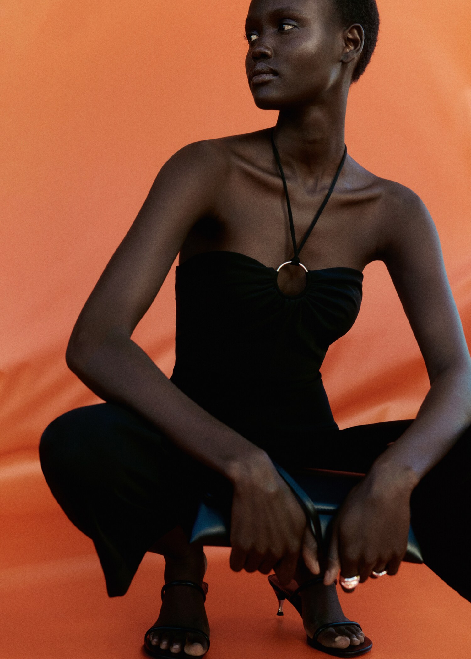 Neckholder-Jumpsuit mit Ring - Detail des Artikels 7