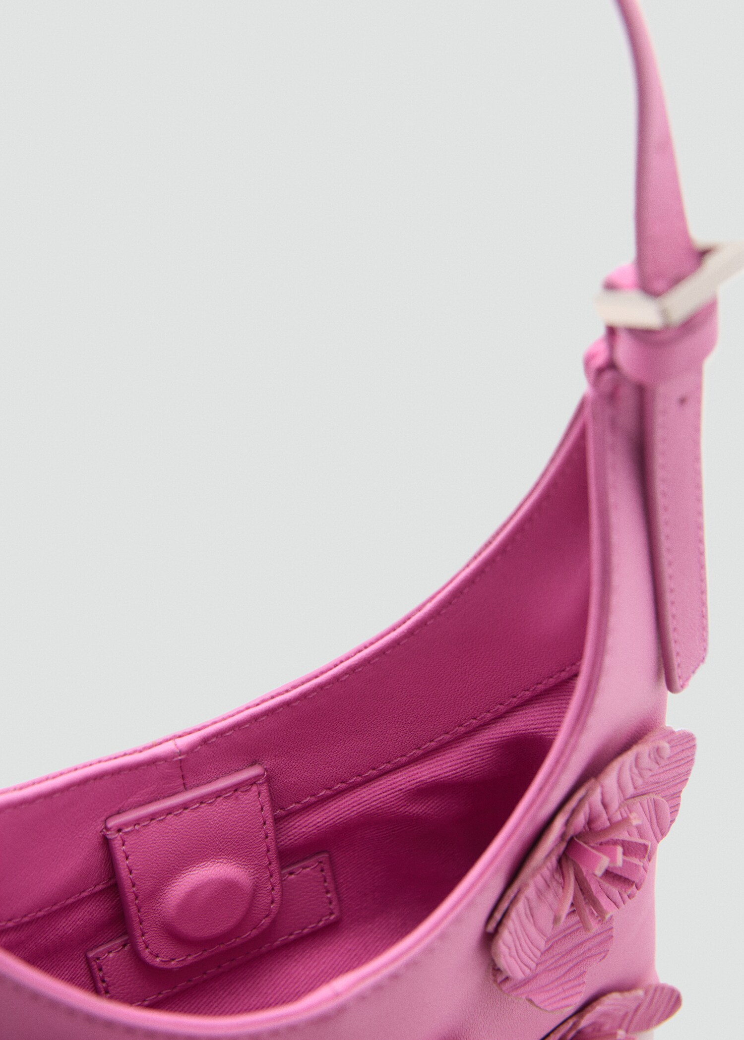 Leather shoulder bag with flowers - Details of the article 2