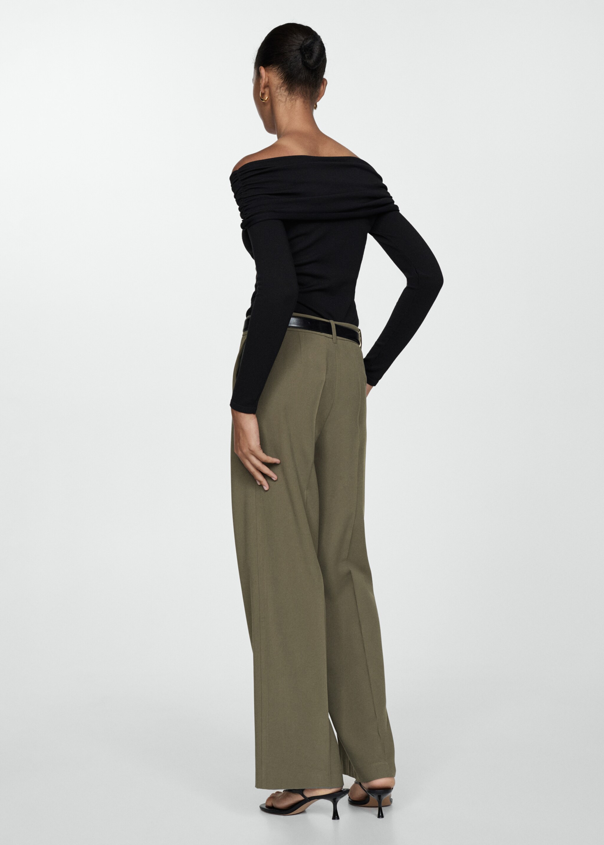 Pantalons pinces wideleg - Revers de l'article, Caqui. Ref: 77020374-00.