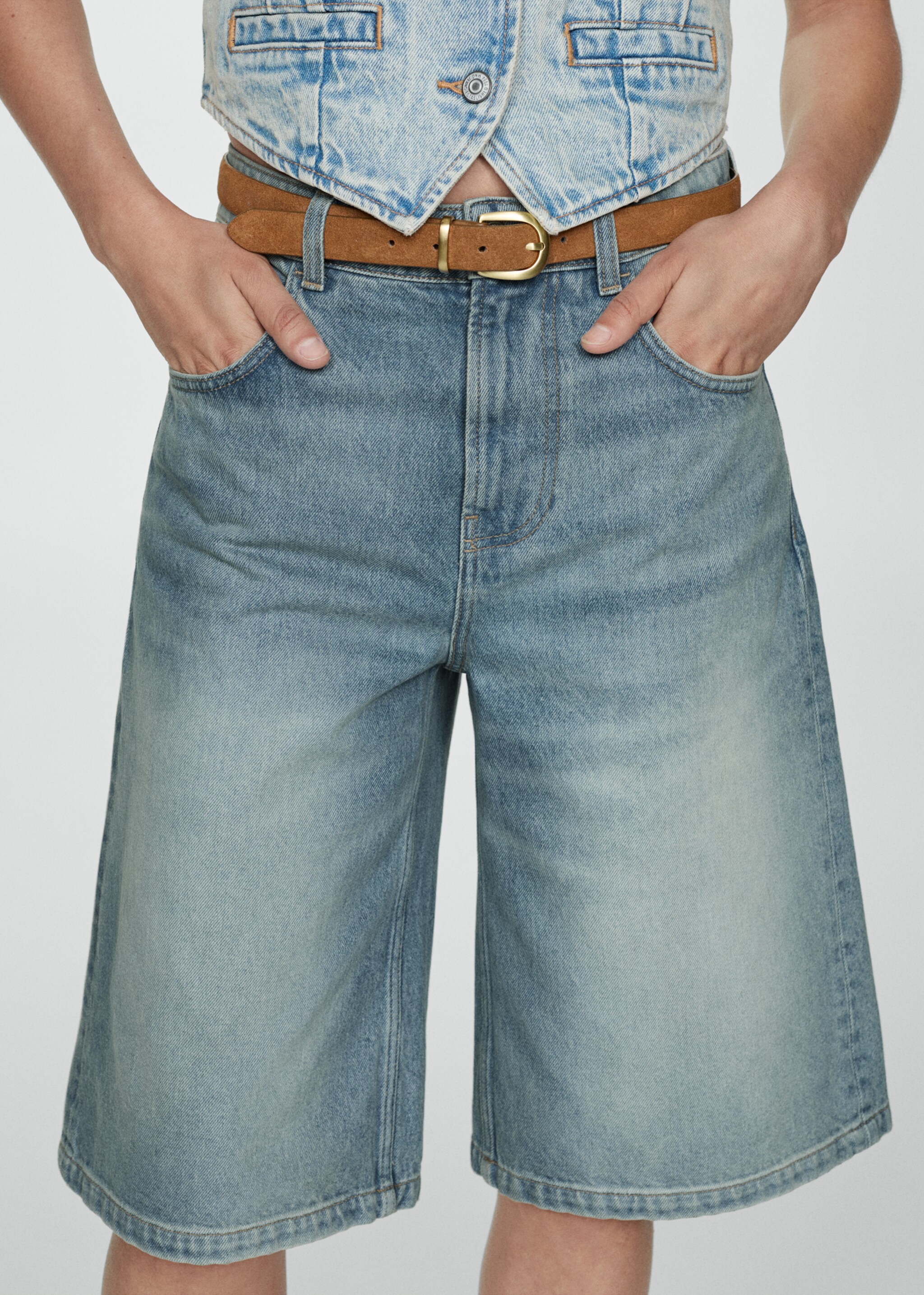 Bermuda en jean loose - Plan moyen, Bleu moyen. Ref: 77020386-00.