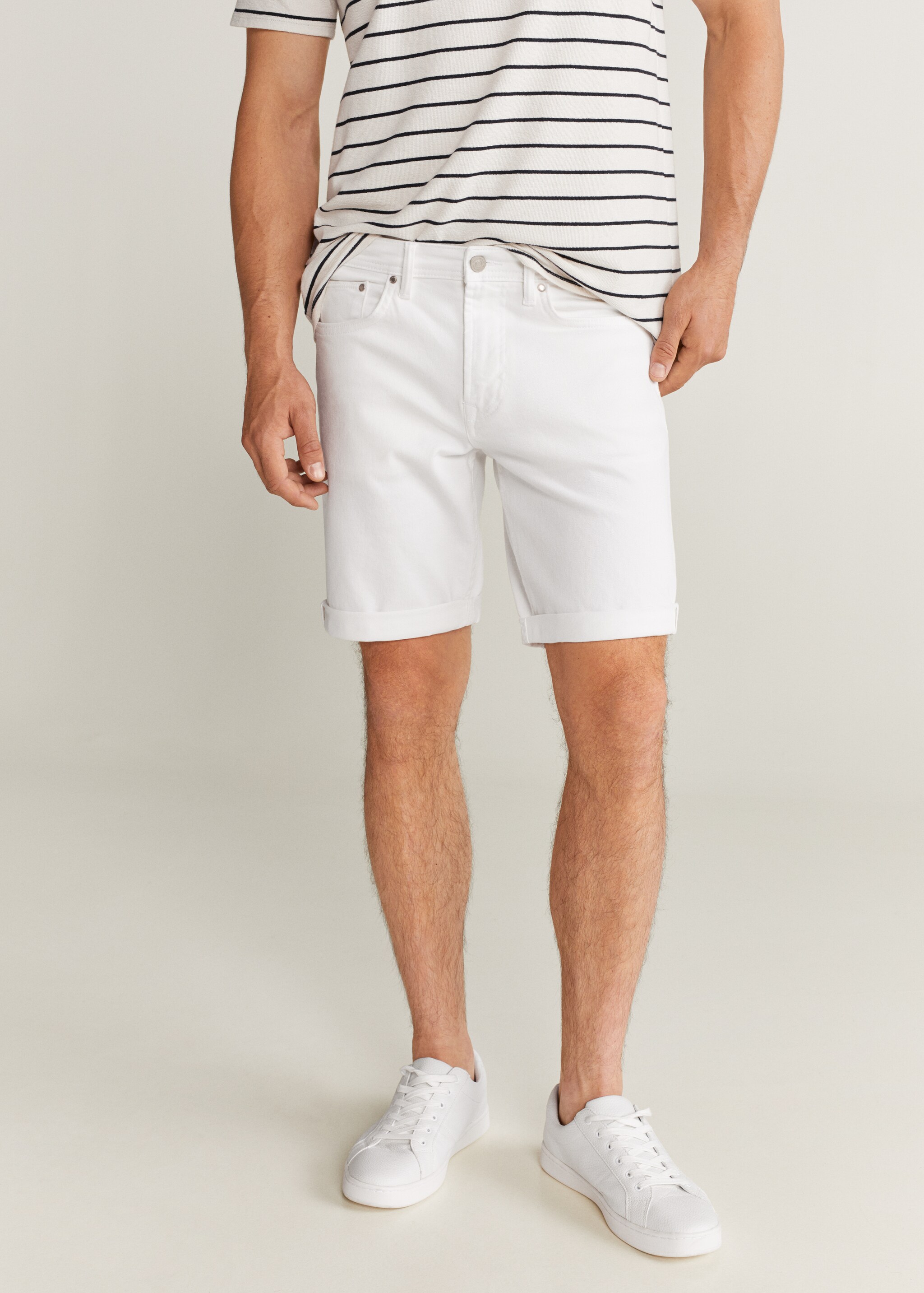 Bermudas denim blancas - Plano medio