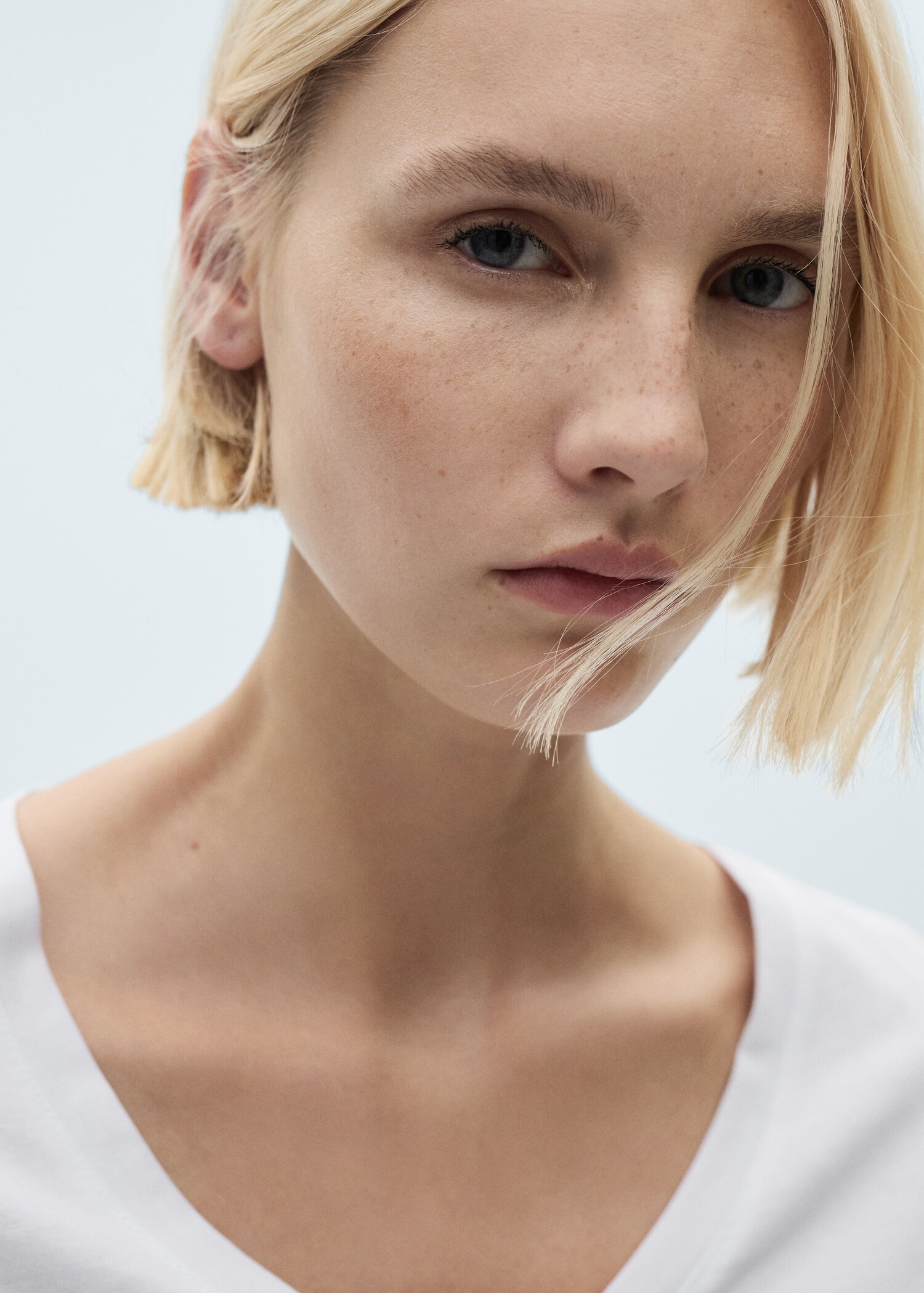 Baumwoll-T-Shirt, V-Ausschnitt - Detail des Artikels 1