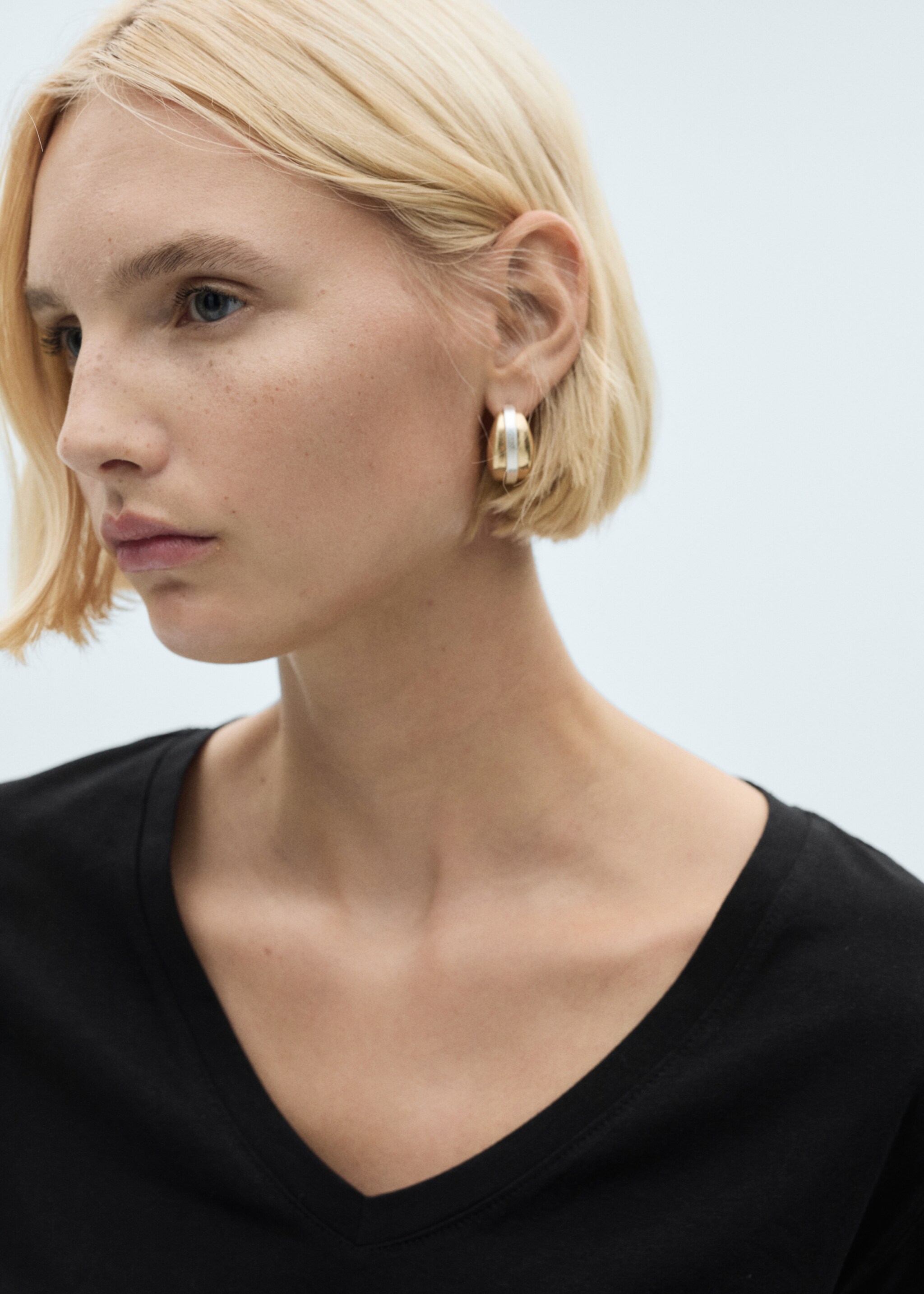 V-neck cotton T-shirt - Details of the article 1, Black. Ref: 77020582-00.