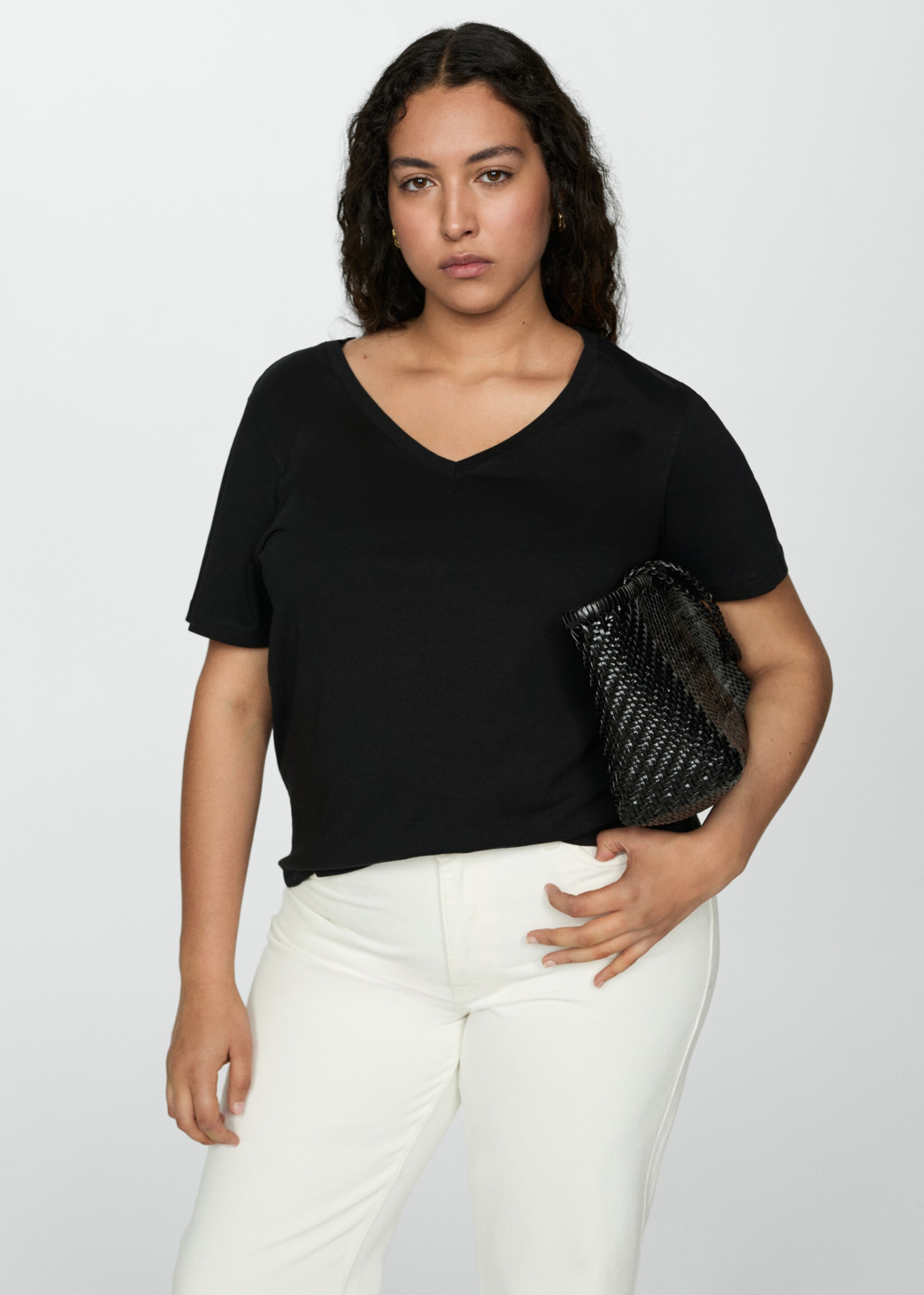 V-neck cotton T-shirt - Details of the article 5, Black. Ref: 77020582-00.
