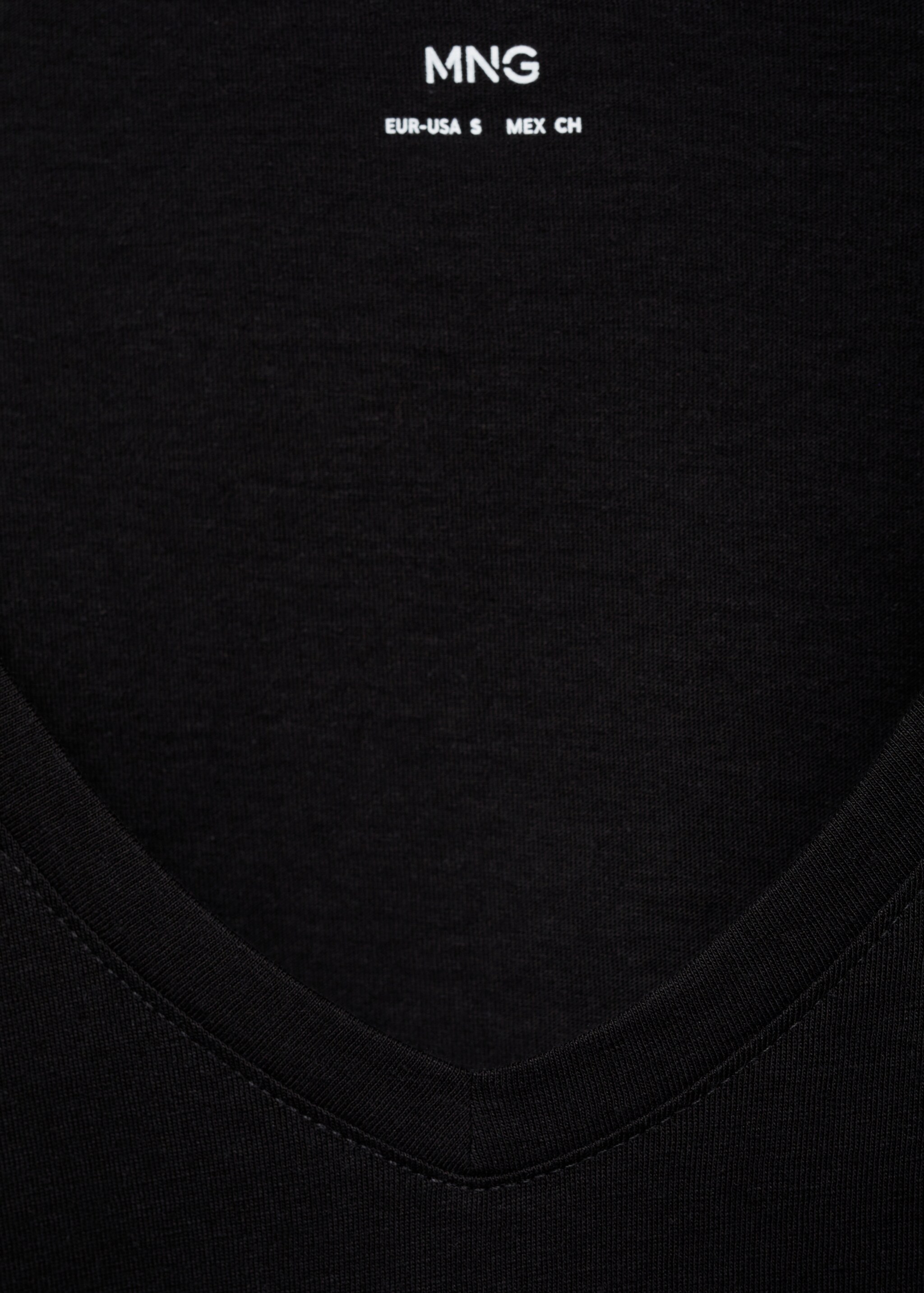 V-neck cotton T-shirt - Details of the article 8, Black. Ref: 77020582-00.