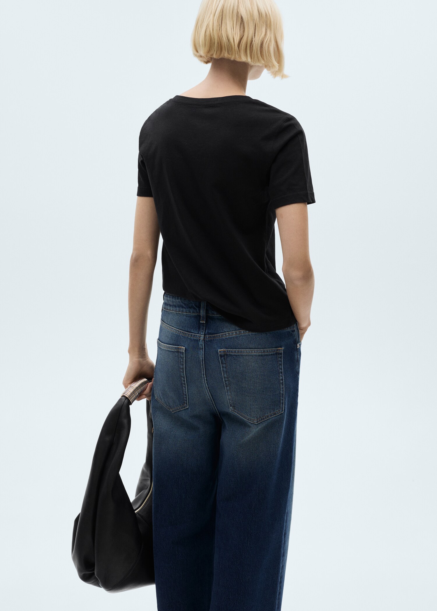 Baumwoll-T-Shirt, V-Ausschnitt - Rückseite des Artikels
