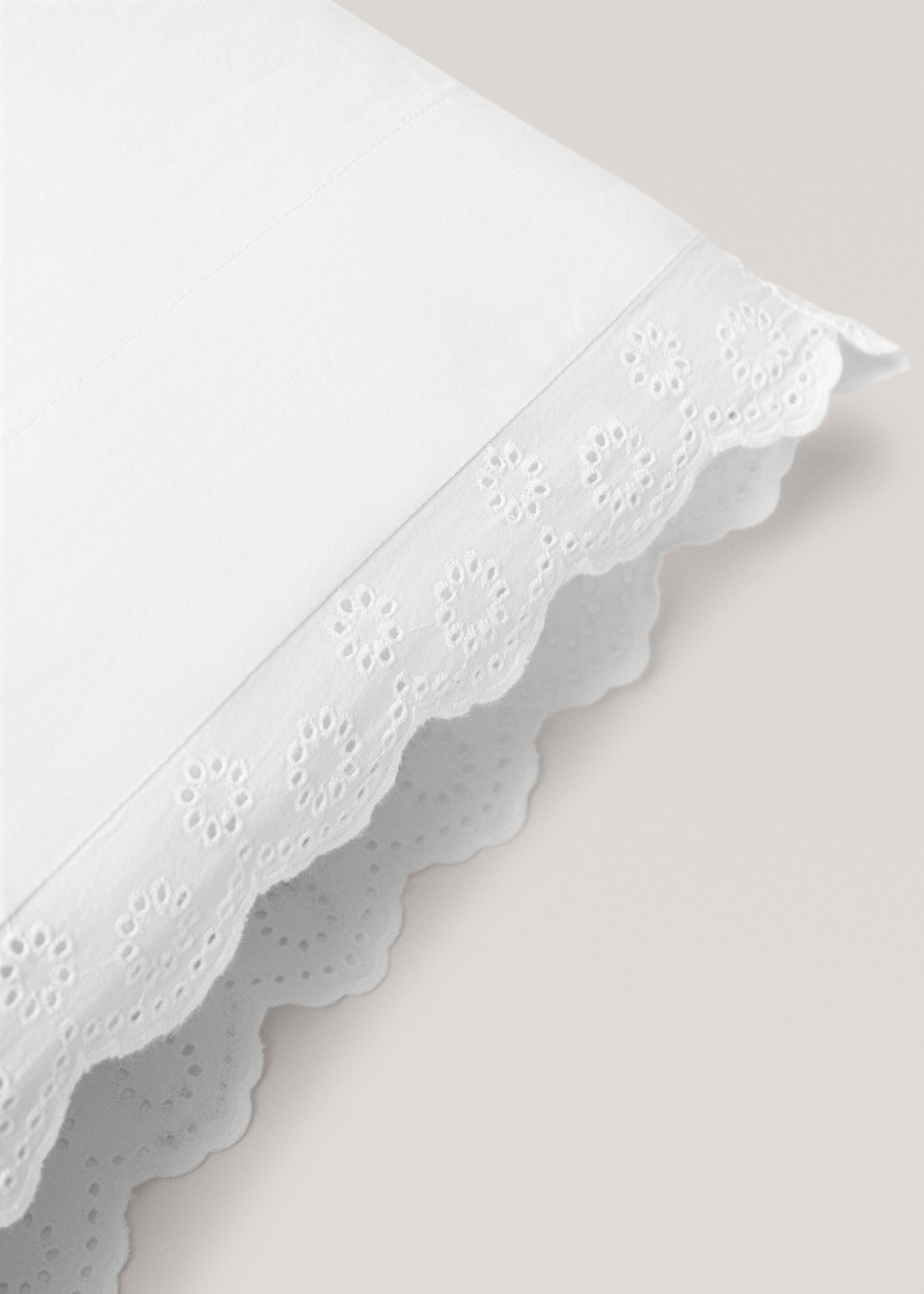 Povlak na polštář s vyšívaným volánem bavlna 45 x 110 cm - Detail zboží 2, Bílá. Ref: 77020587-00.