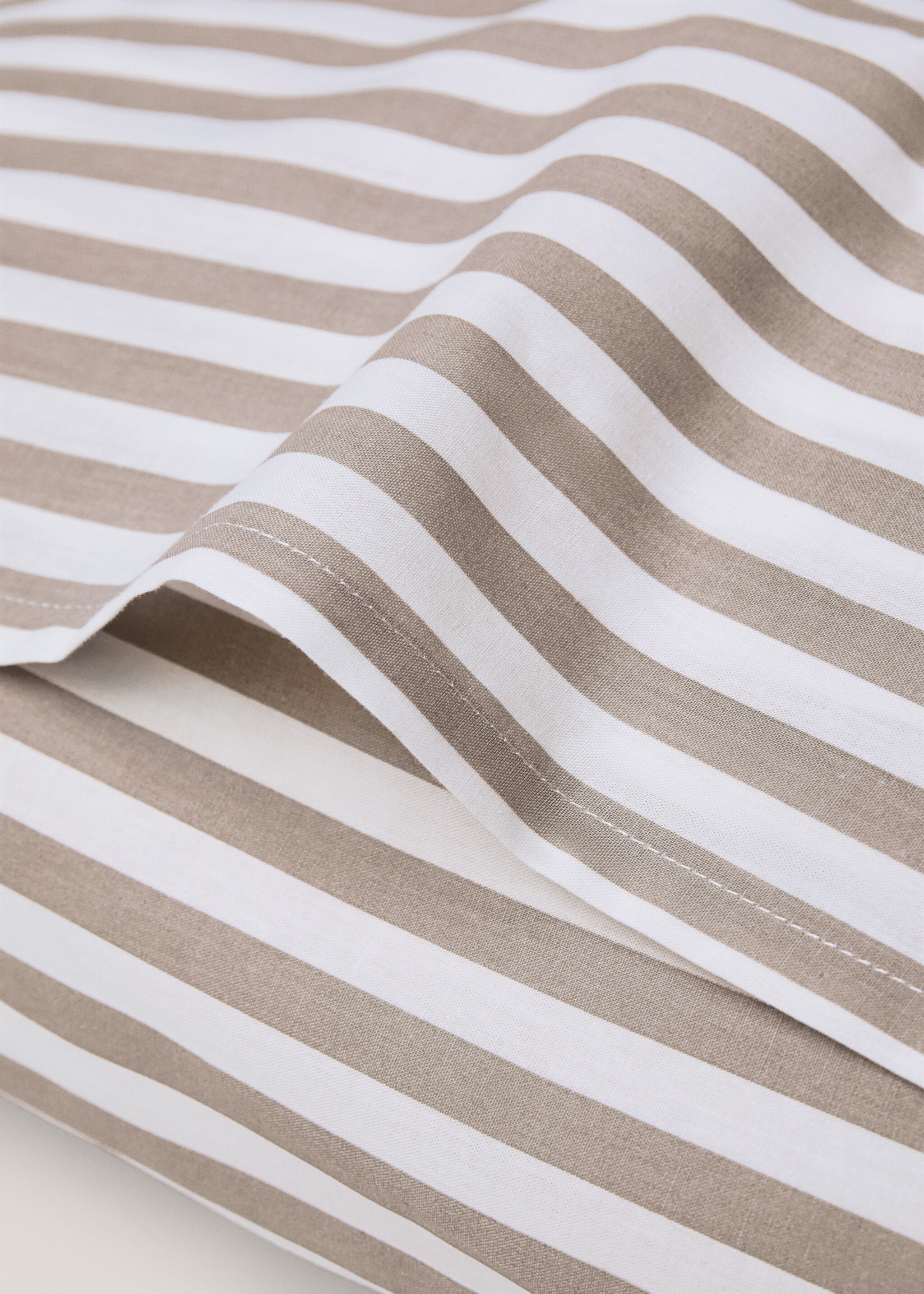 Kopfkissenhülle aus Baumwolle mit Streifen 50 x 75 cm - Detail des Artikels 2, Mittelbraun. Ref: 77020592-00.