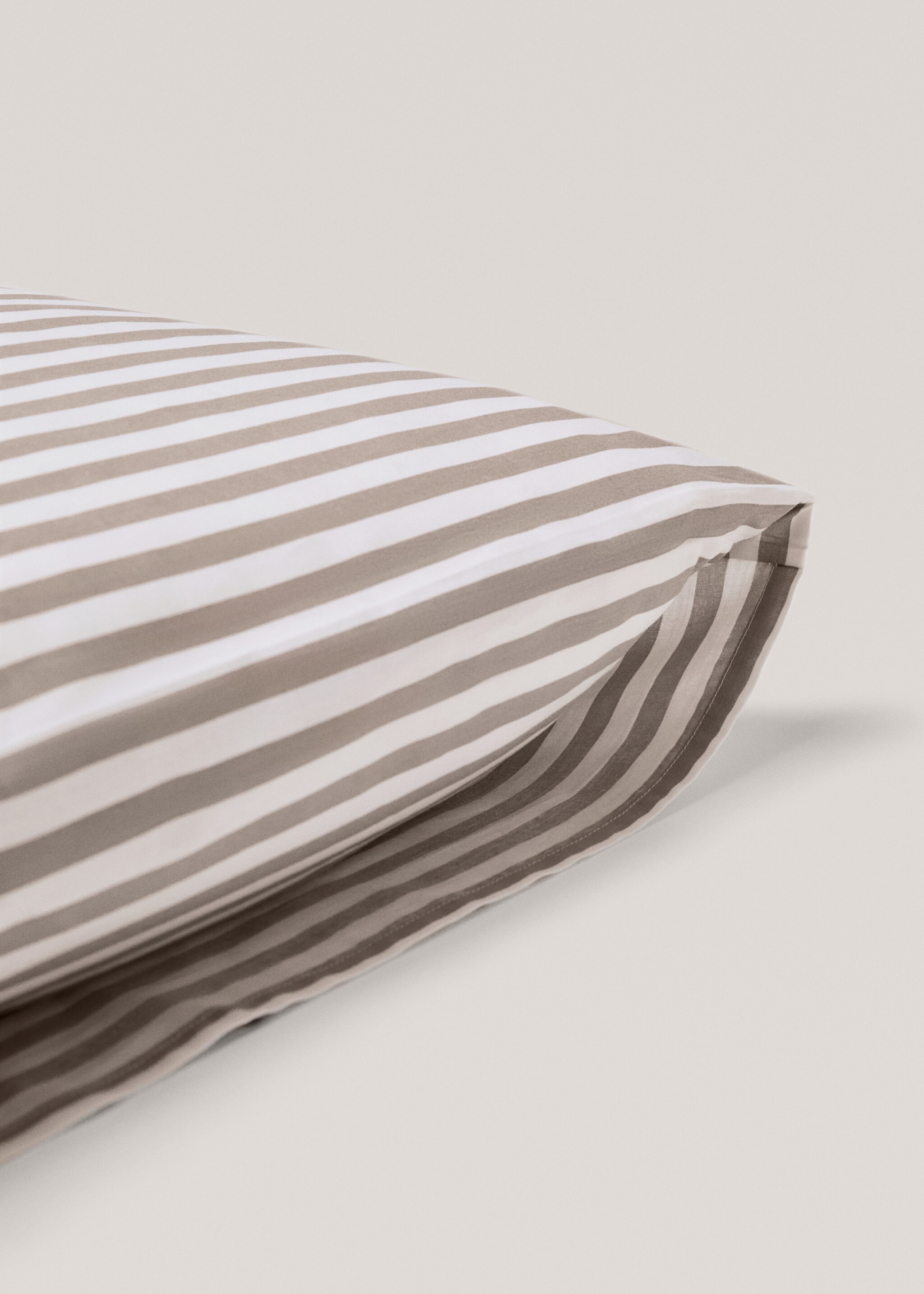 Kopfkissenhülle aus Baumwolle mit Streifen 50 x 75 cm - Detail des Artikels 3, Mittelbraun. Ref: 77020592-00.