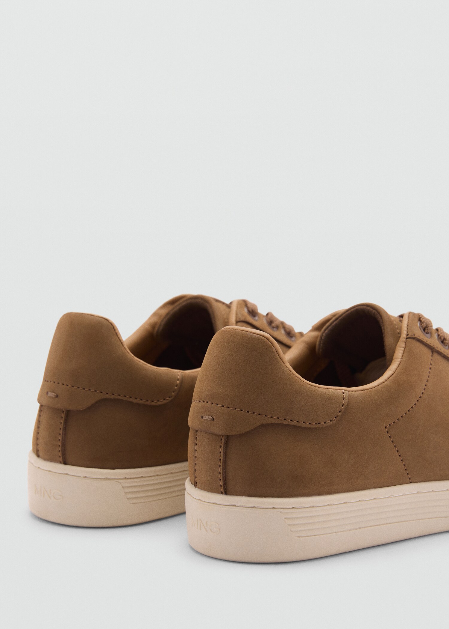Wildleder-Sneaker mit Schnürsenkeln - Detail des Artikels 1