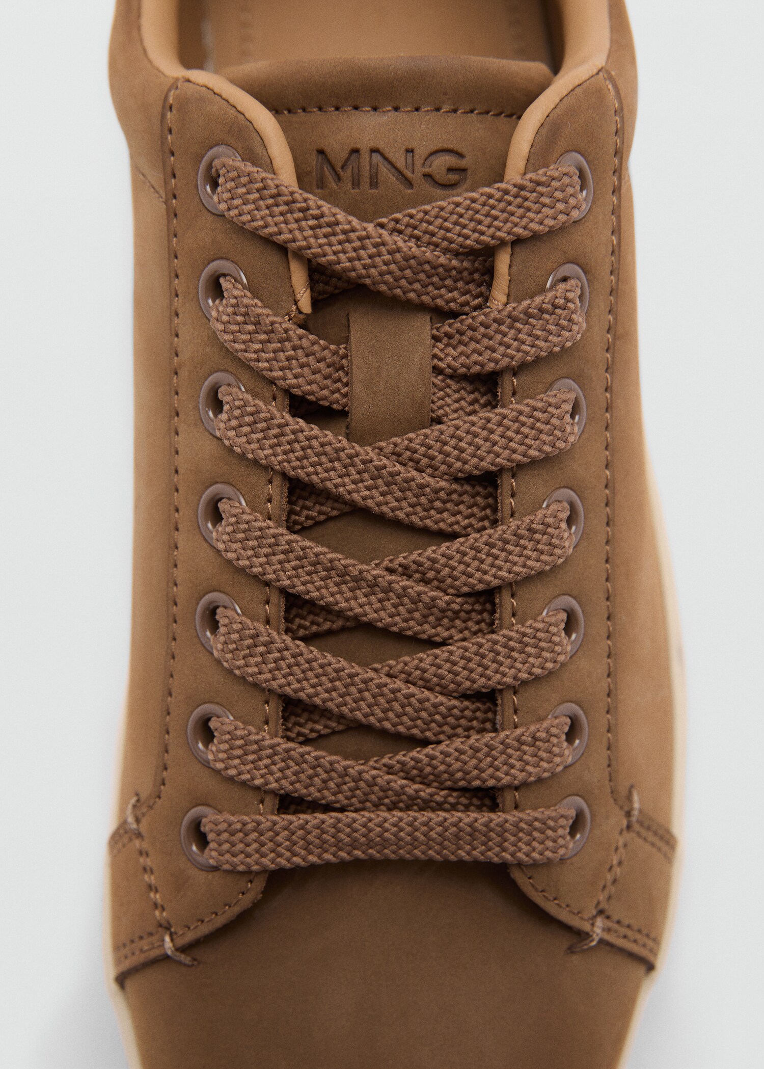 Wildleder-Sneaker mit Schnürsenkeln - Detail des Artikels 2