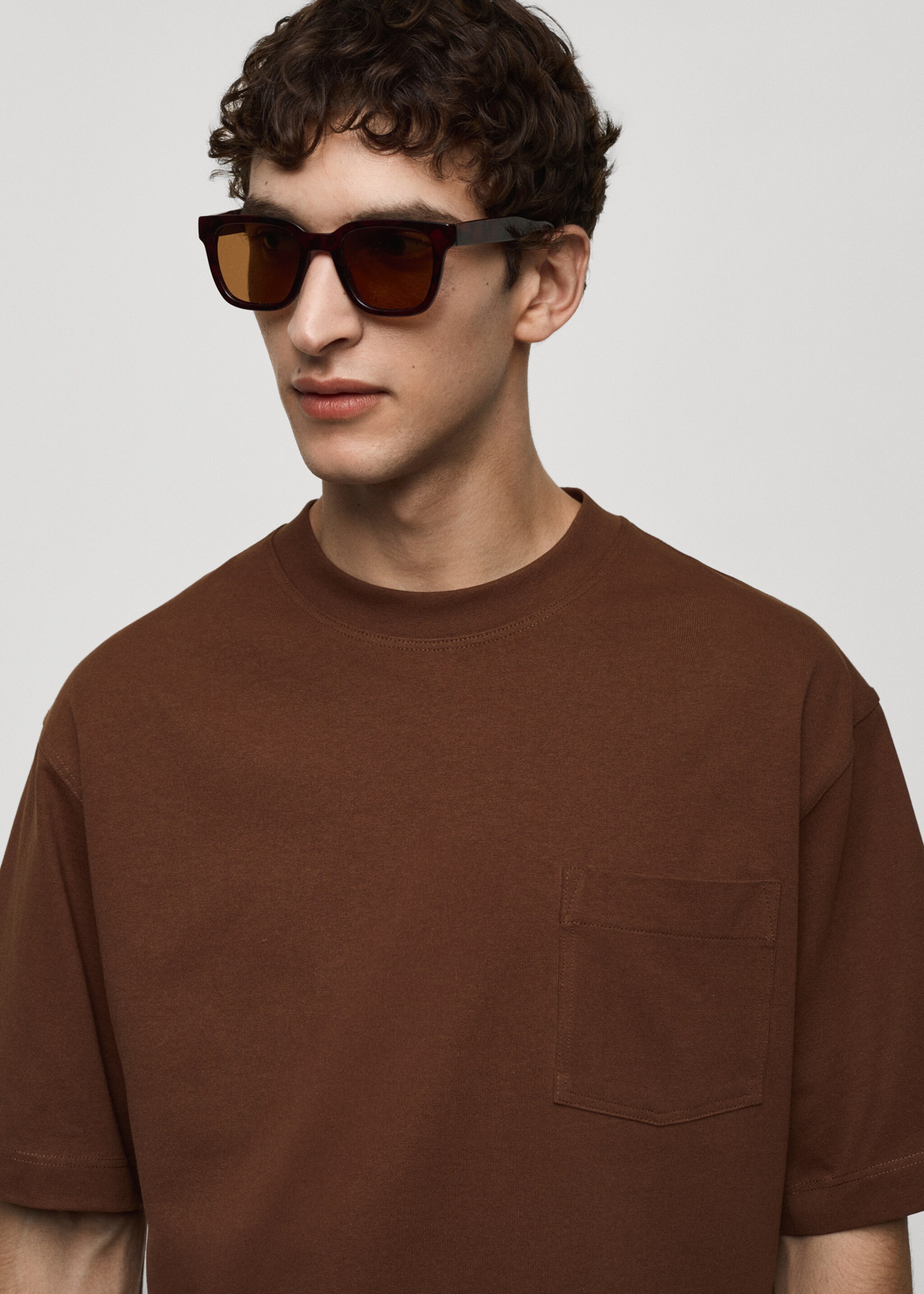 T-shirt de 100% algodão com bolso - Pormenor do artigo 1