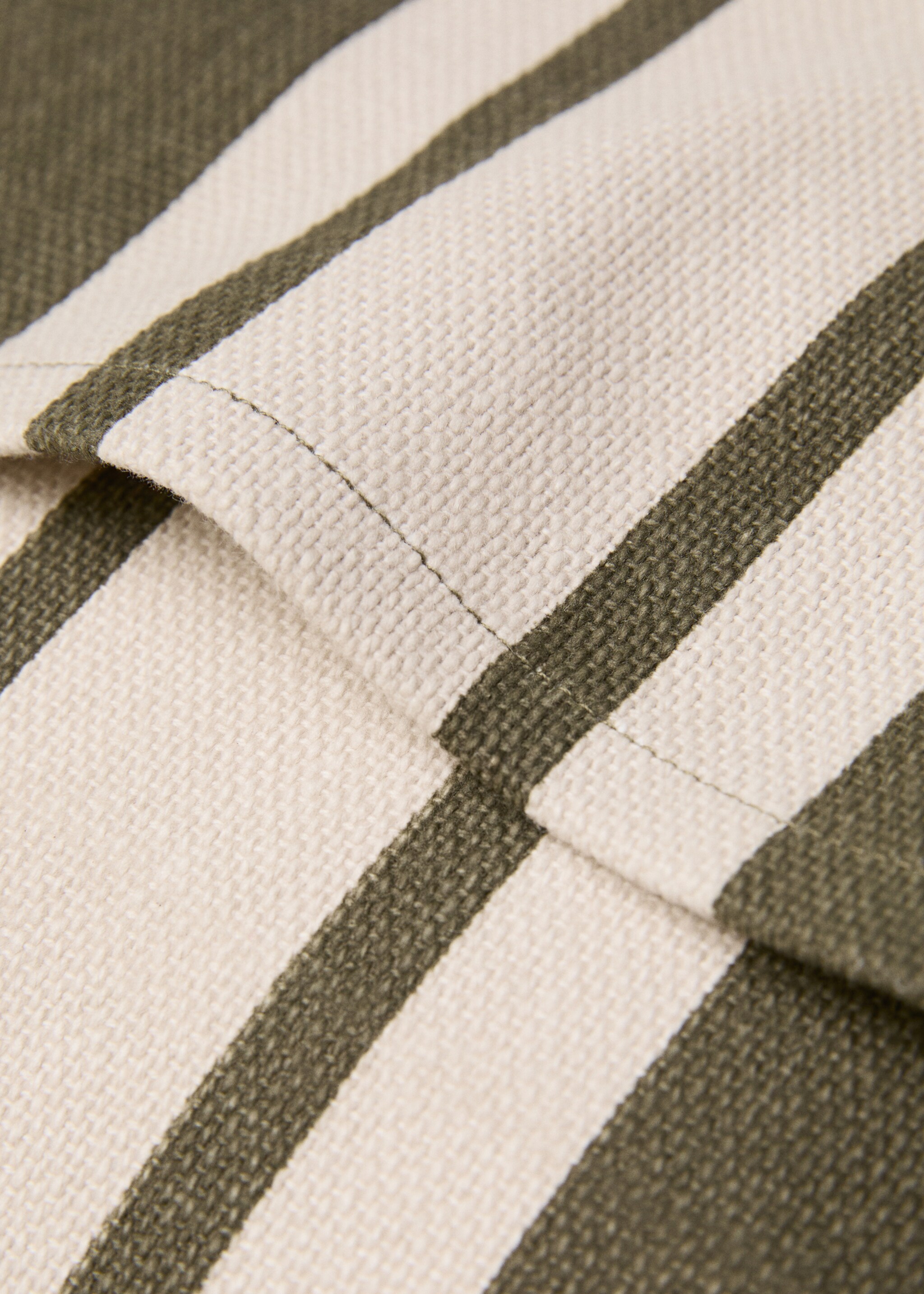 Kissenhülle aus Baumwolle mit doppeltem Streifenmuster 45 x 45 cm - Detail des Artikels 2, Grün. Ref: 77022547-00.