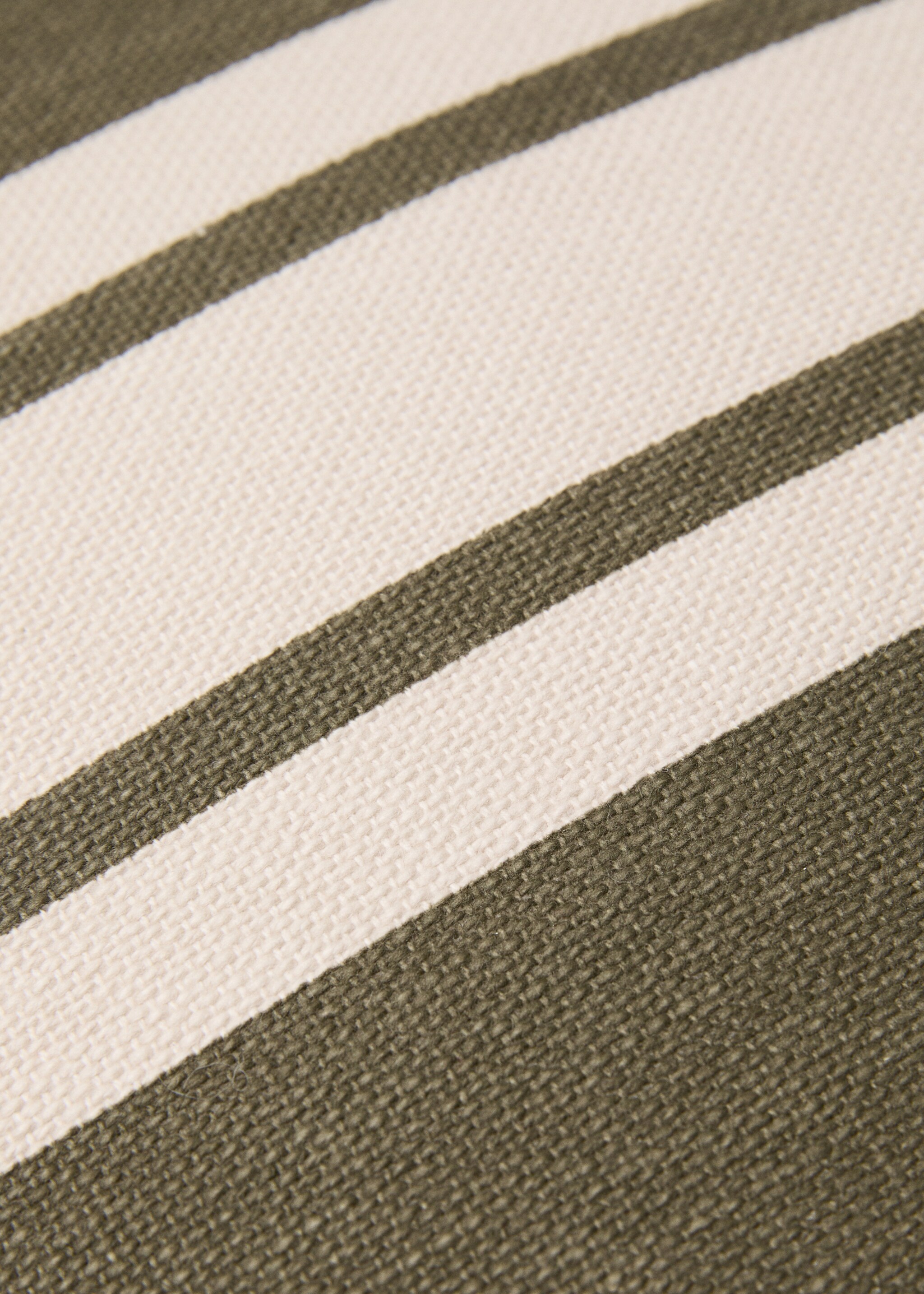 Kissenhülle aus Baumwolle mit doppeltem Streifenmuster 45 x 45 cm - Detail des Artikels 4, Grün. Ref: 77022547-00.