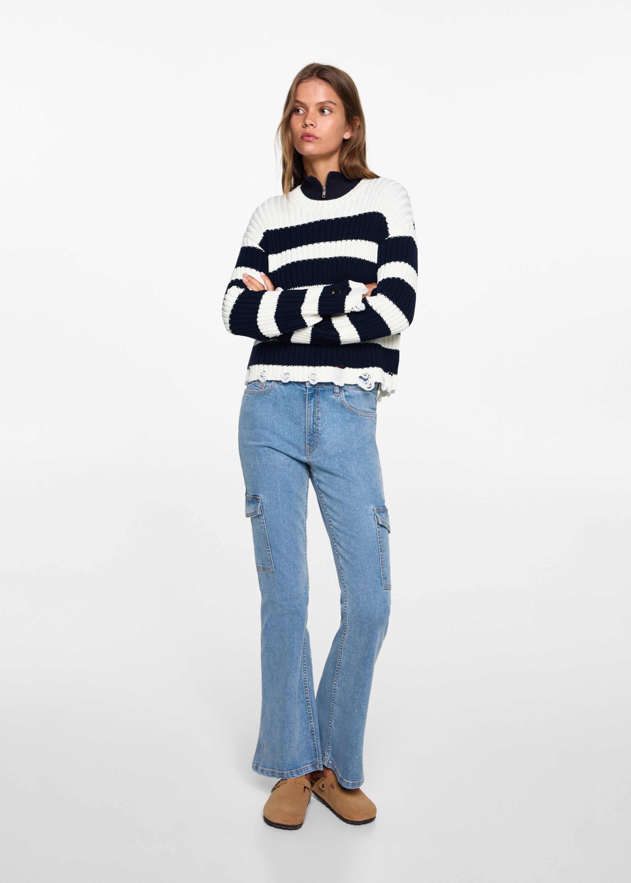Flared cargo jeans - Details of the article 2, Medium Blue. Ref: 77022551-00.
