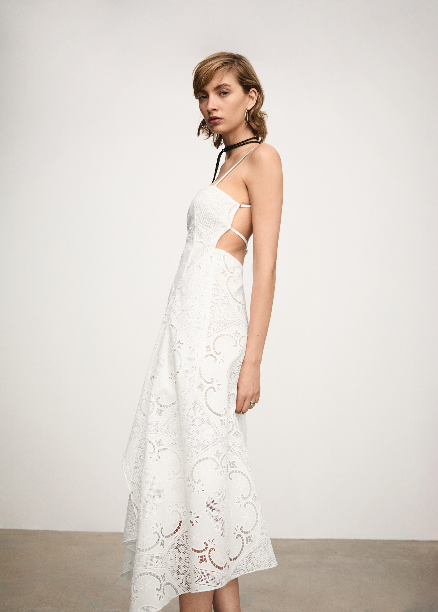 Asymmetrisches Kleid mit Stickereien - Mittlere Ansicht