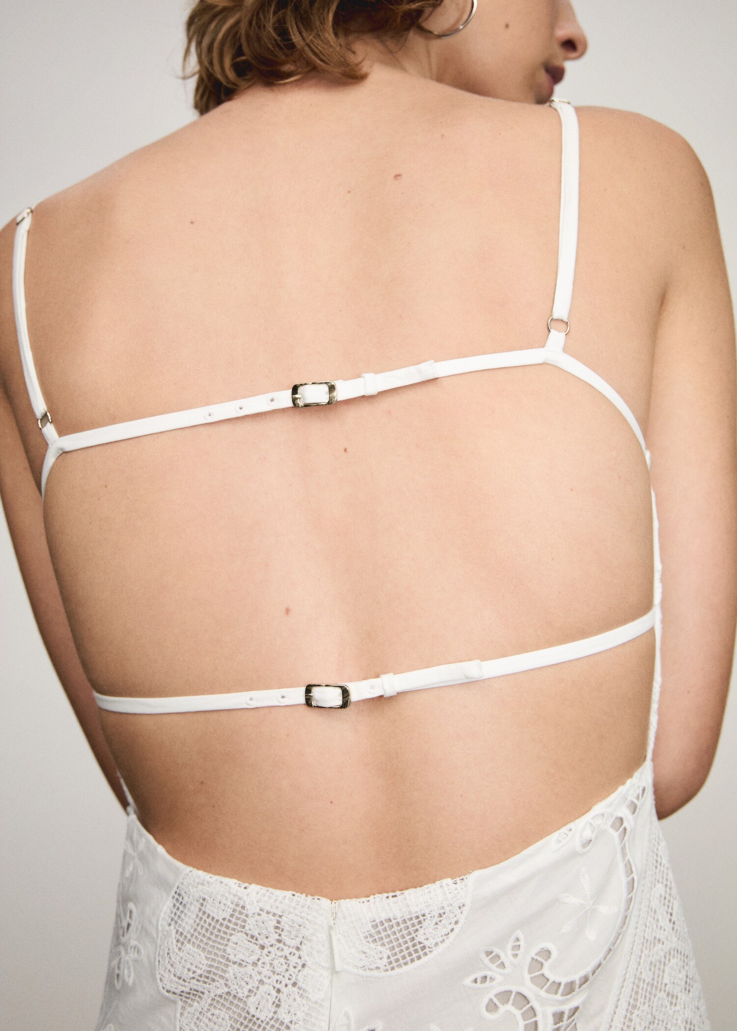 Asymmetrisches Kleid mit Stickereien - Detail des Artikels 2