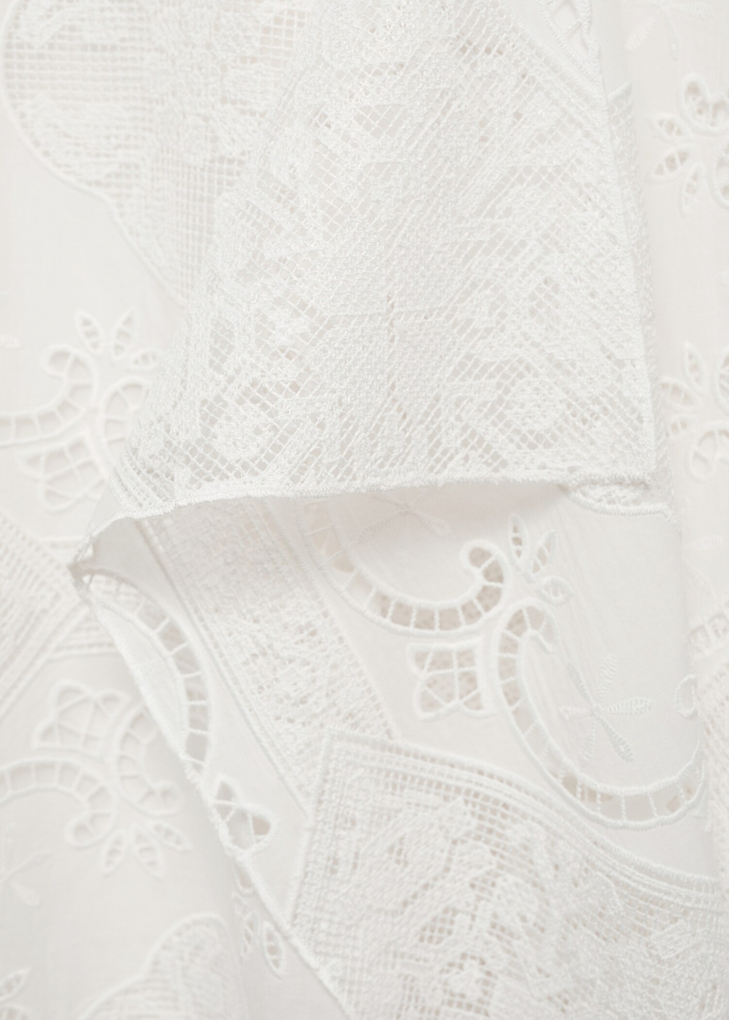 Asymmetrisches Kleid mit Stickereien - Detail des Artikels 8