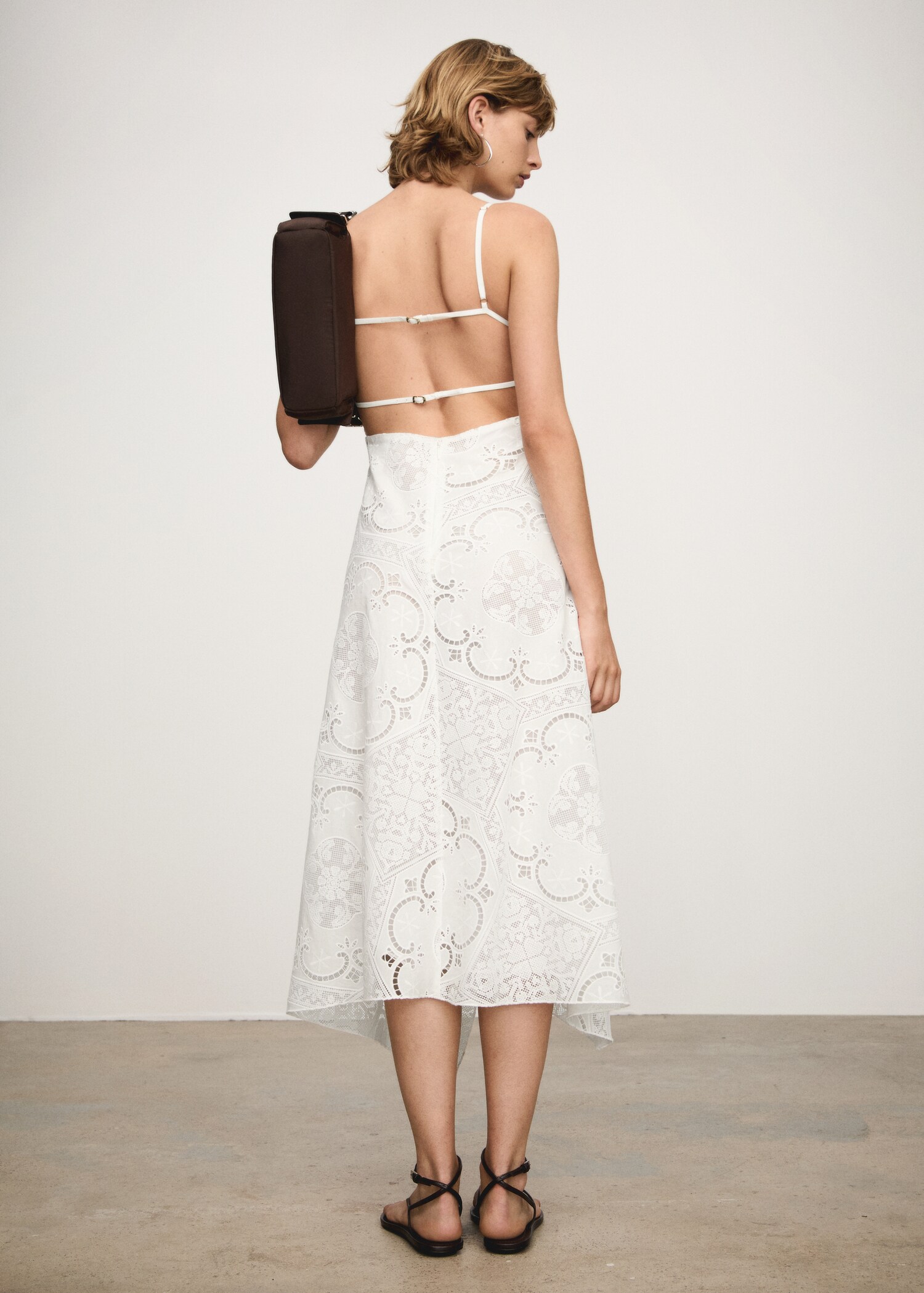 Asymmetrisches Kleid mit Stickereien - Rückseite des Artikels
