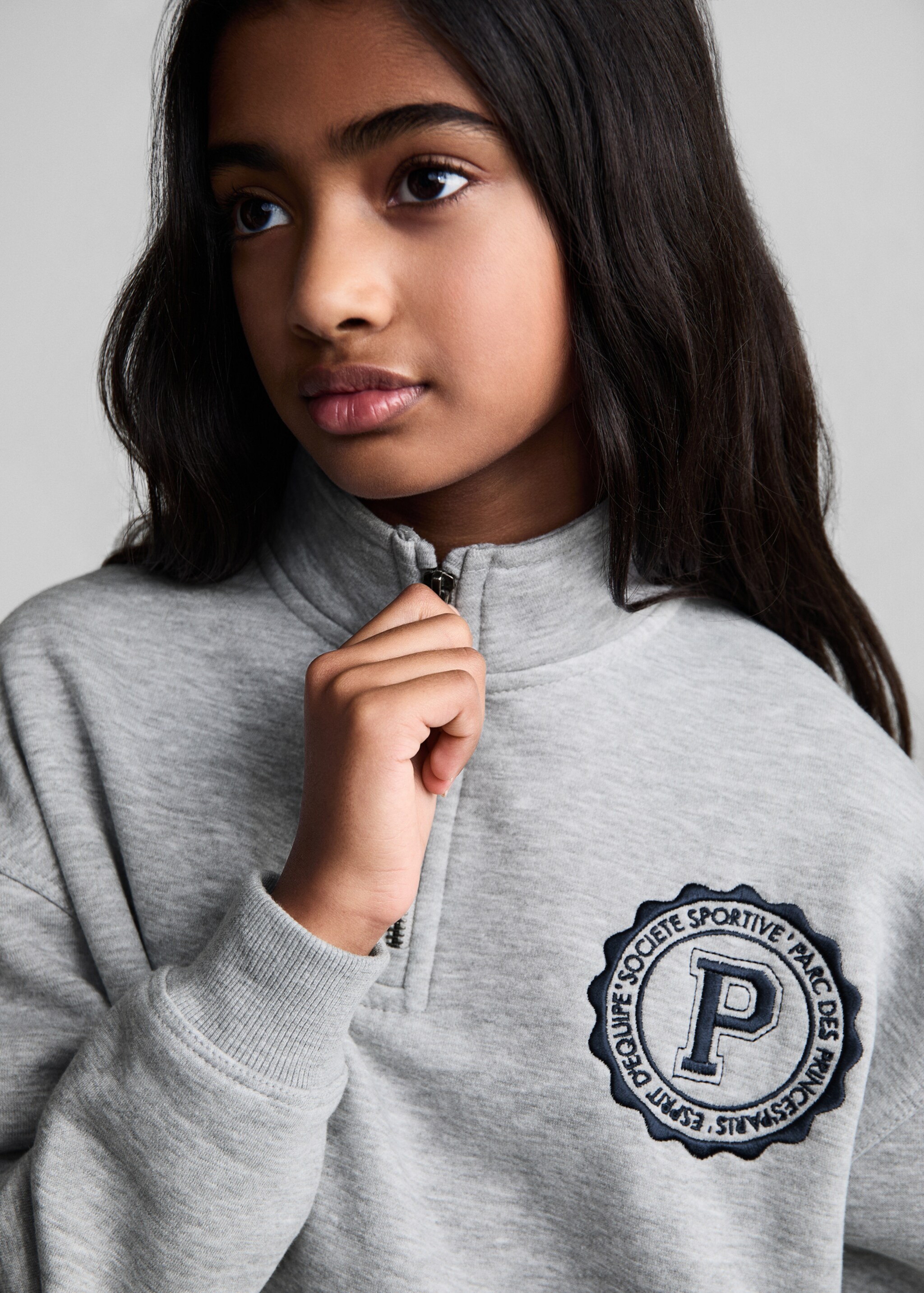 Baumwoll-Sweatshirt mit Stickdetail - Detail des Artikels 1, Mittelgrau meliert. Ref: 77022933-00.