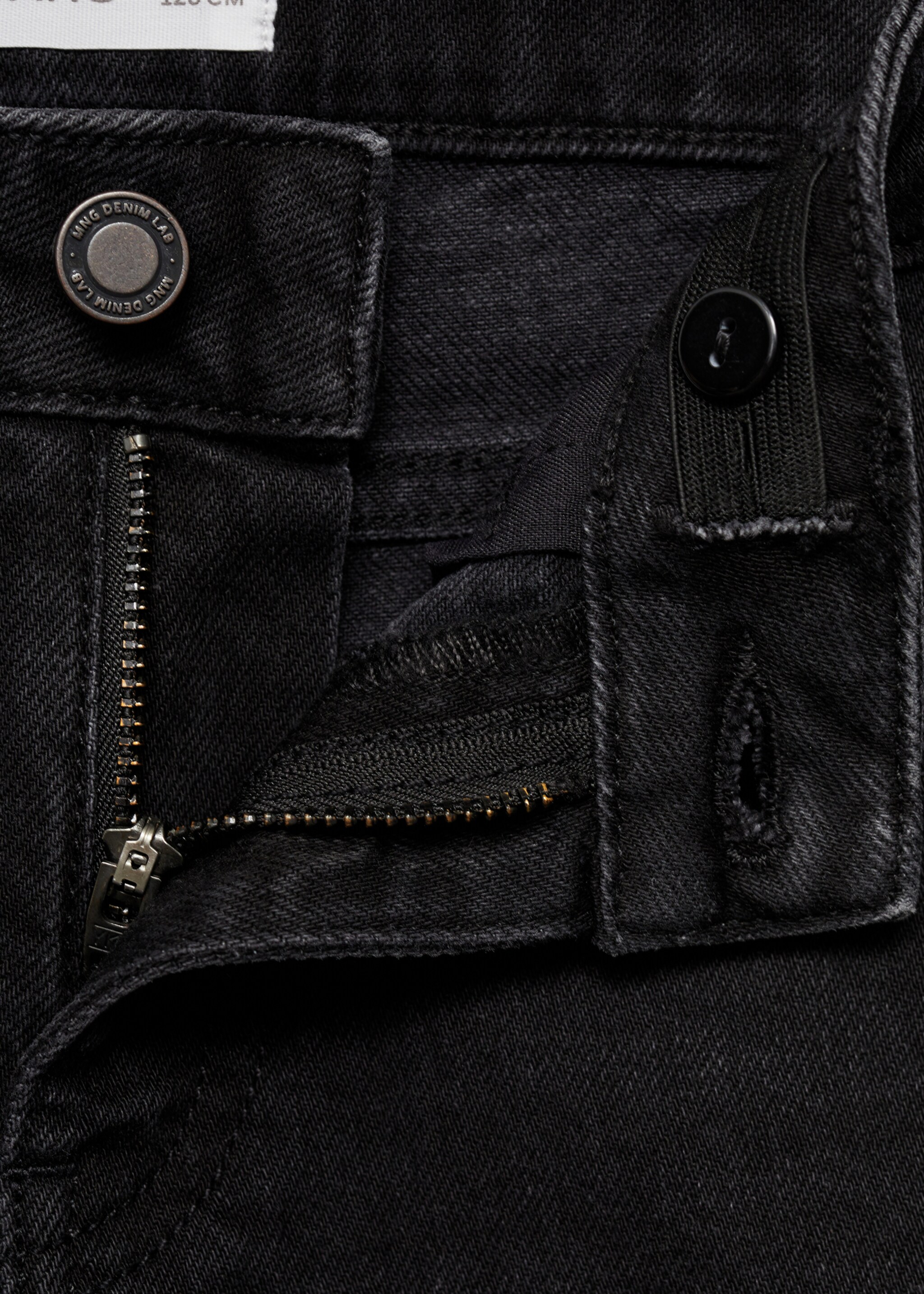 Gerade Jeans mit Umschlag - Detail des Artikels 8, Black denim. Ref: 77023260-00.