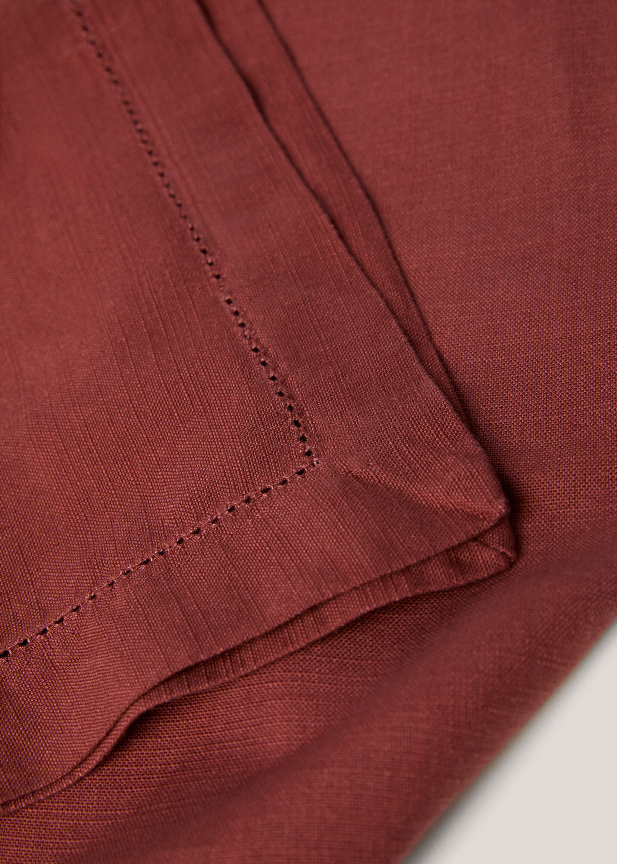 Tablecloth with hemstitch embroidery for 2 to 4 diners - Details of the article 1, Burgundy. Ref: 77023281-00.