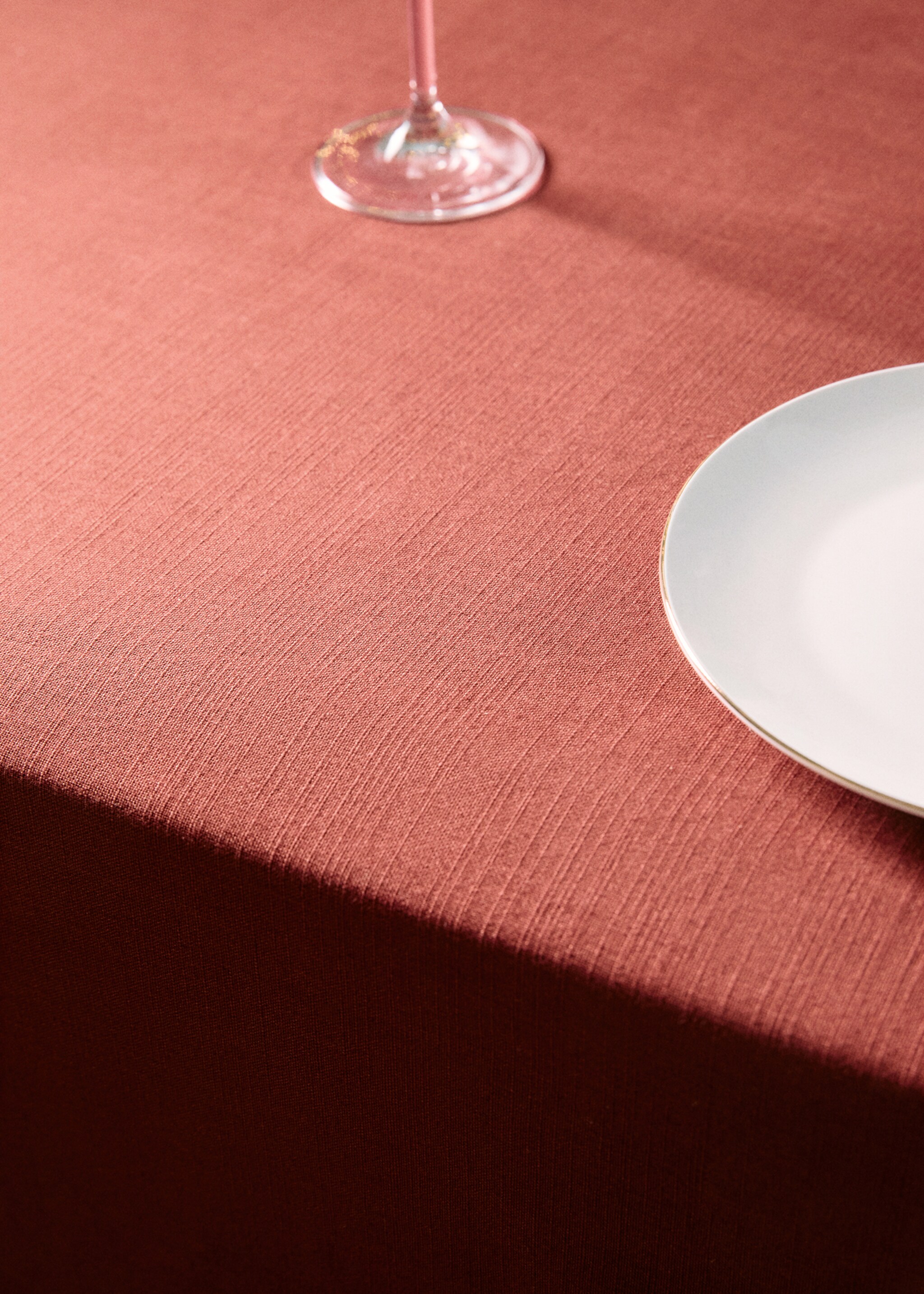 Tablecloth with hemstitch embroidery for 2 to 4 diners - Details of the article 7, Burgundy. Ref: 77023281-00.