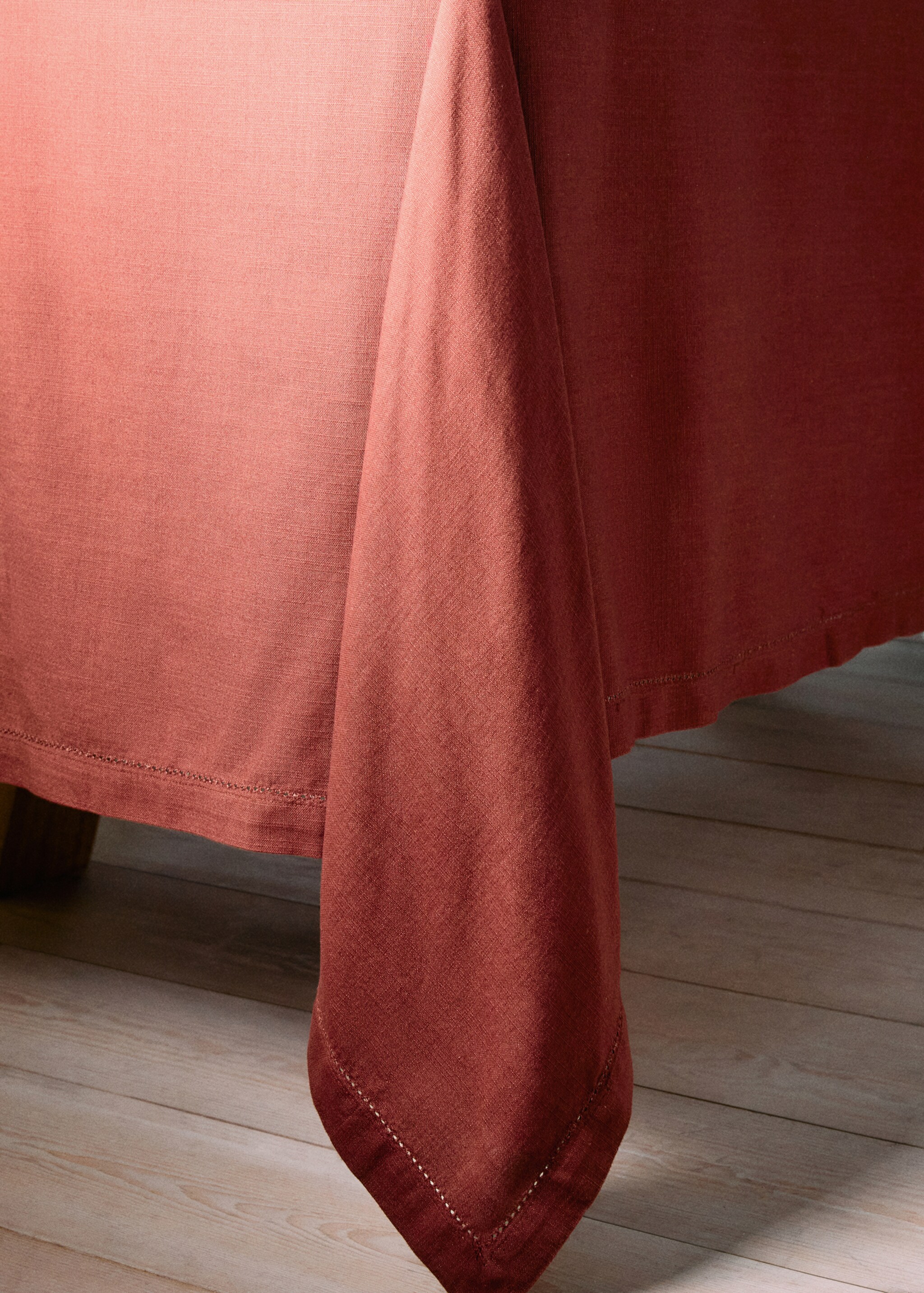 Tablecloth with hemstitch embroidery for 2 to 4 diners - Details of the article 8, Burgundy. Ref: 77023281-00.