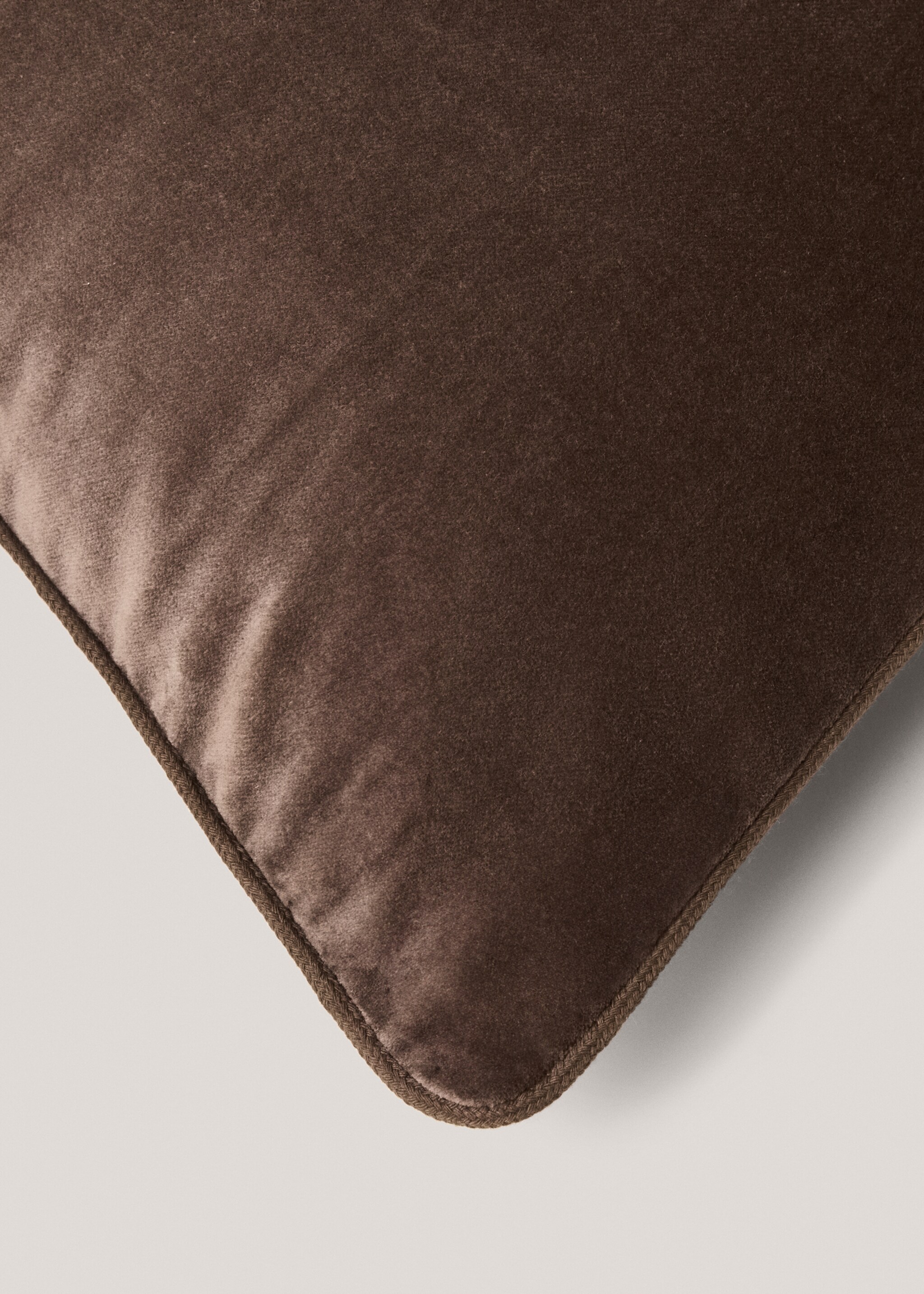 Velvet cushion case 60x60cm - Details of the article 1, Brown. Ref: 77023286-00.